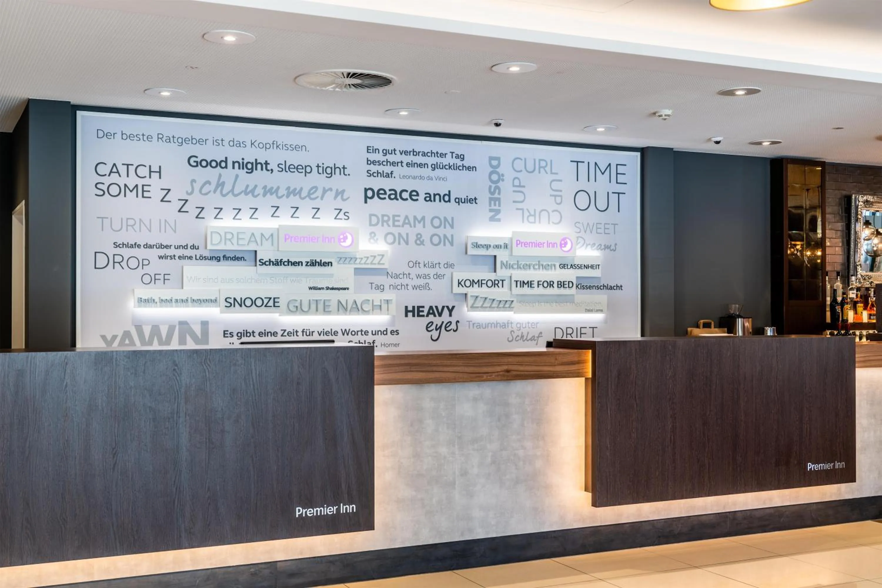 Lobby or reception in Premier Inn Düsseldorf City Centre