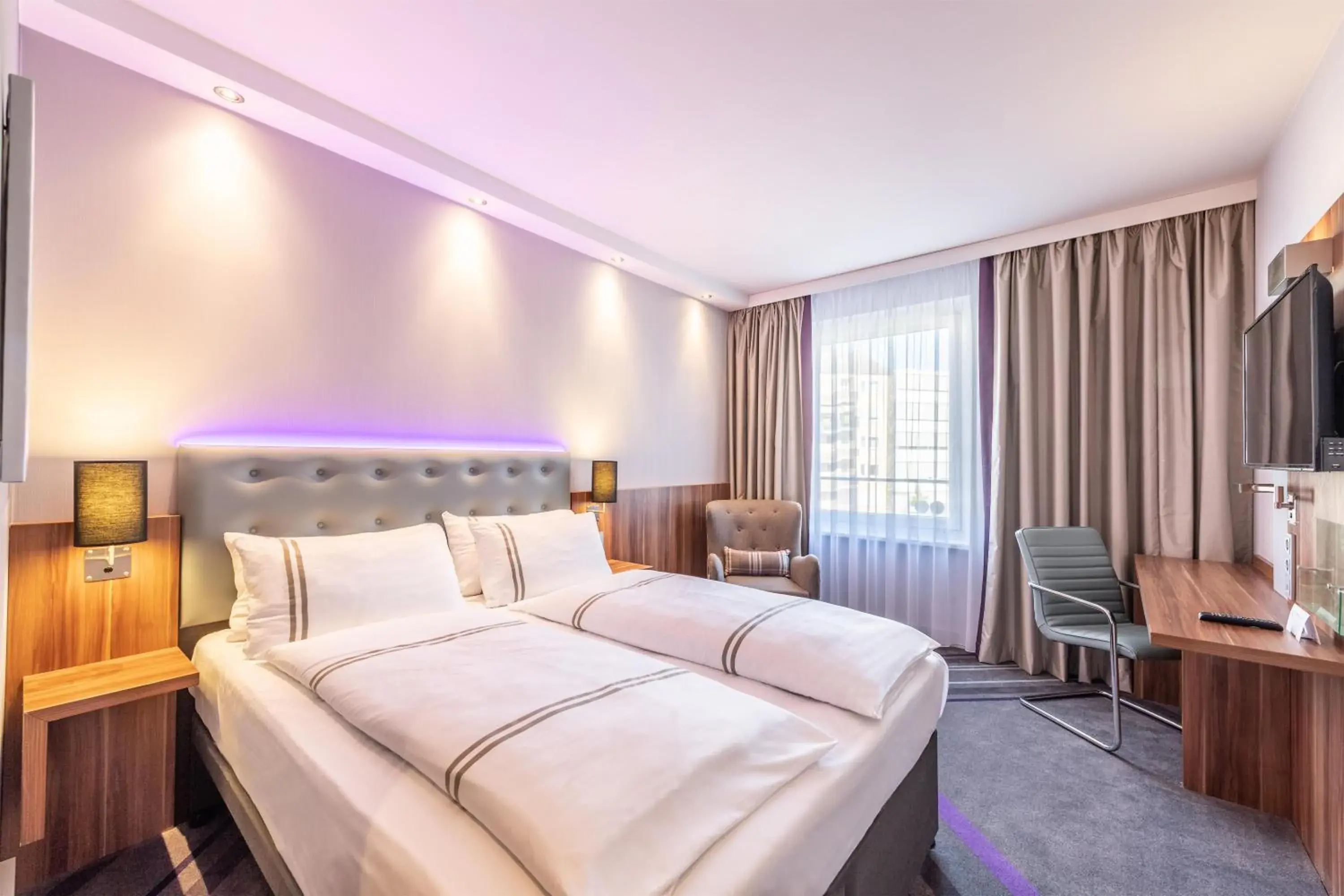 Double Room - Disability Access in Premier Inn Düsseldorf City Centre Double Room - Disability Access in Premier Inn Düsseldorf City Centre