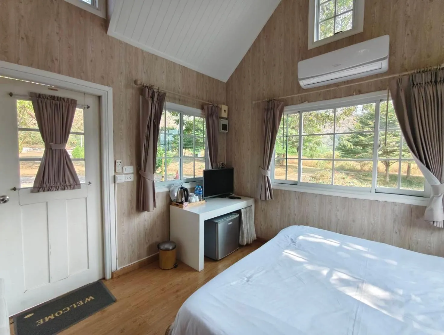 Photo of the whole room, Bed in The Open Hills