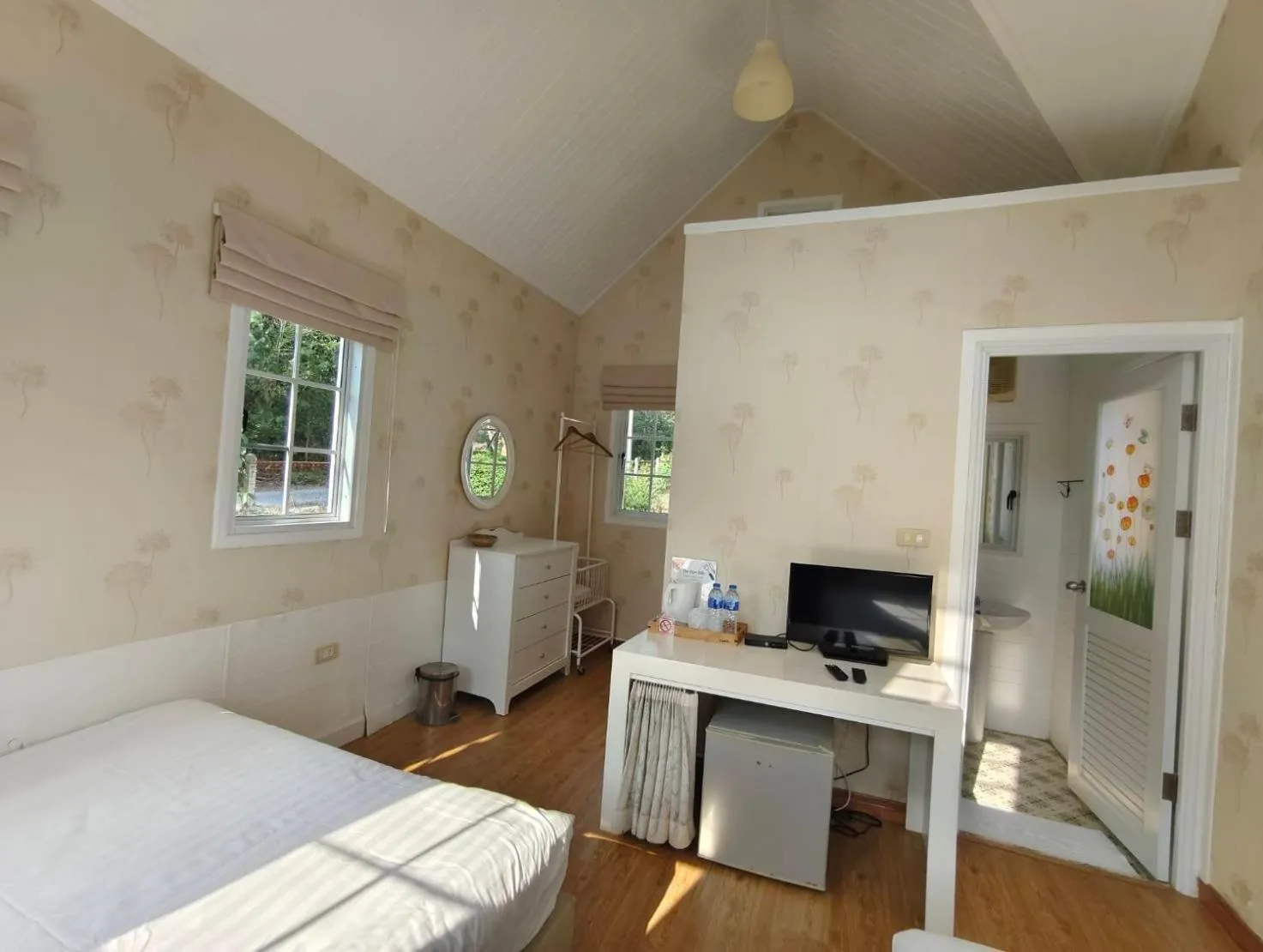 Photo of the whole room, Bed in The Open Hills