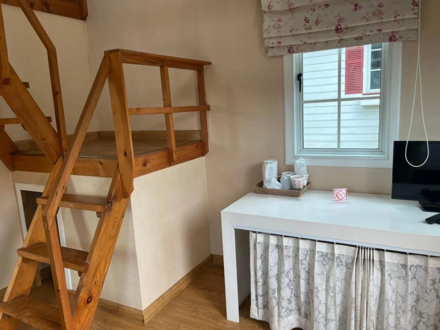 Photo of the whole room in The Open Hills