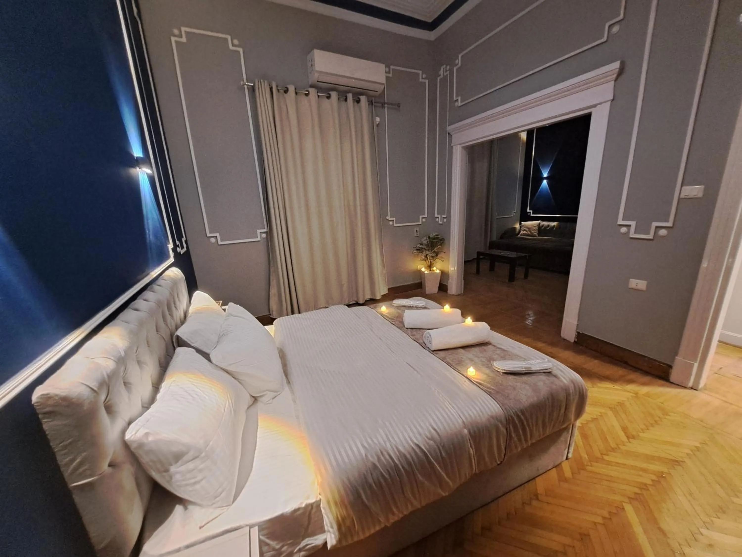 Photo of the whole room, Bed in downtown Family Suites