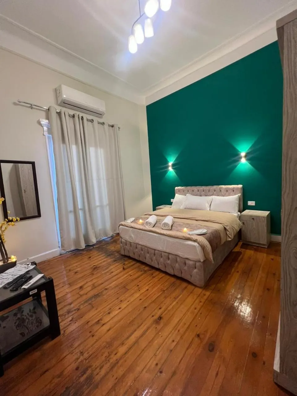 Photo of the whole room, Bed in downtown Family Suites