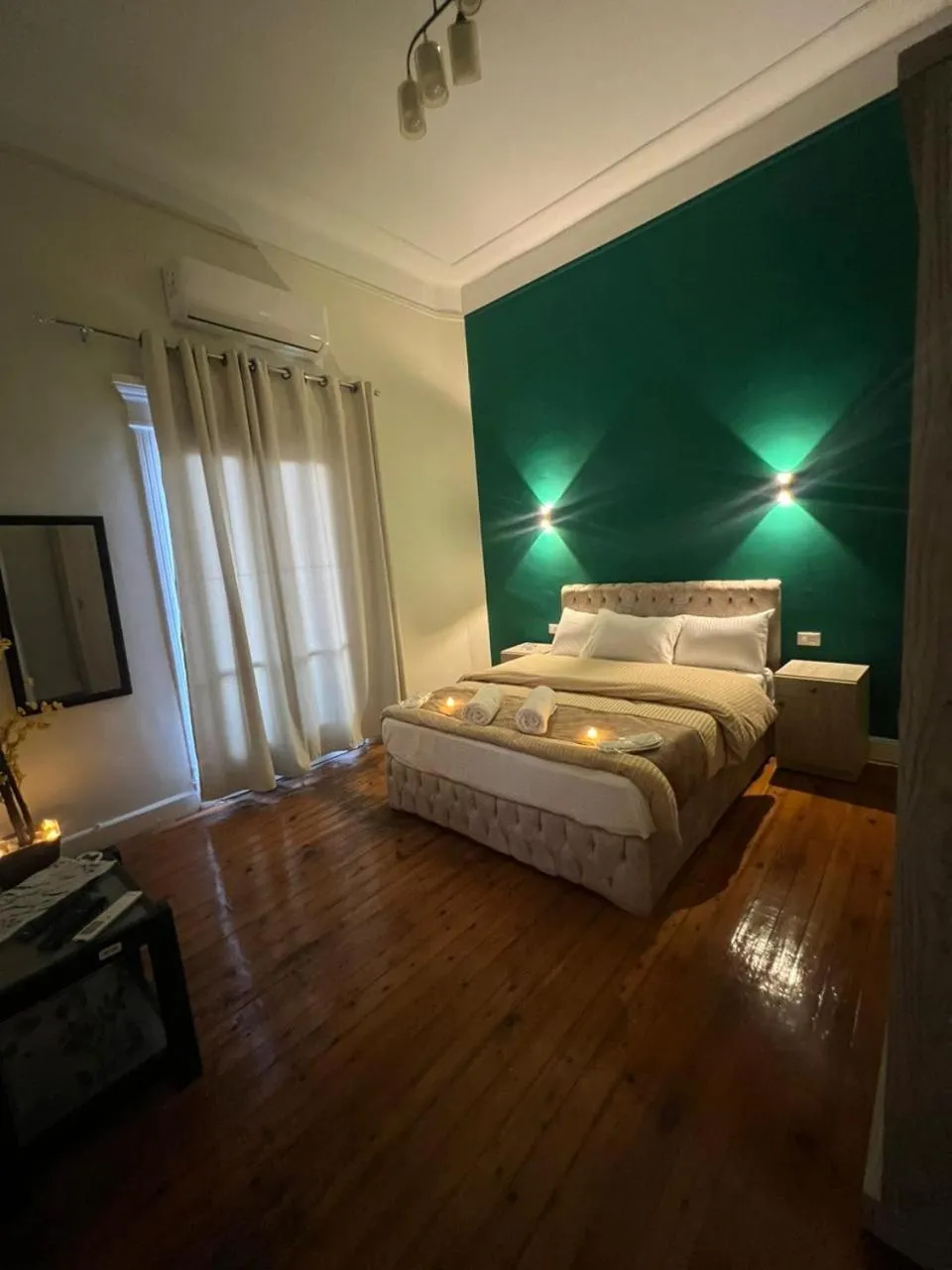 Photo of the whole room, Bed in downtown Family Suites