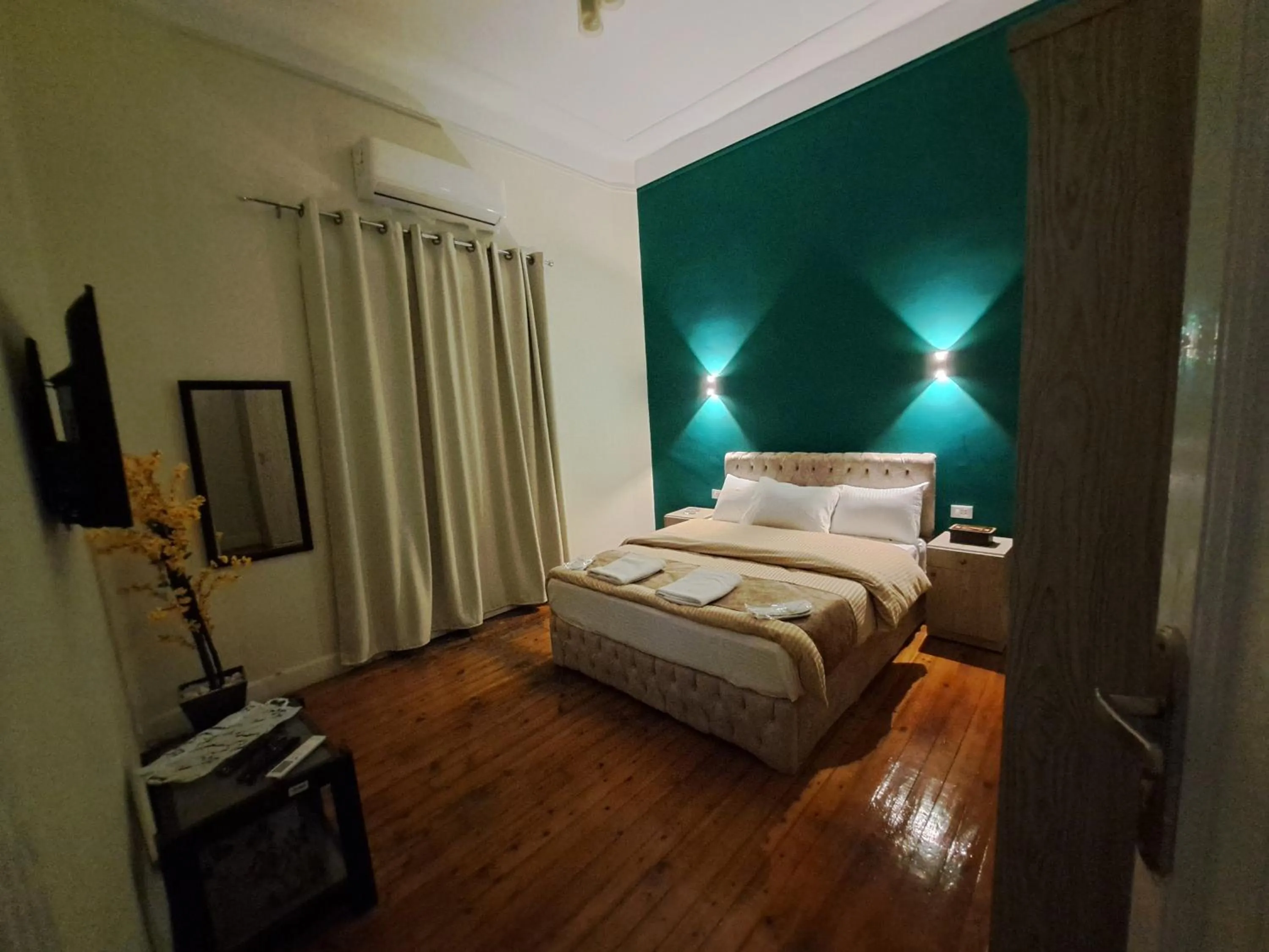 Photo of the whole room, Bed in downtown Family Suites