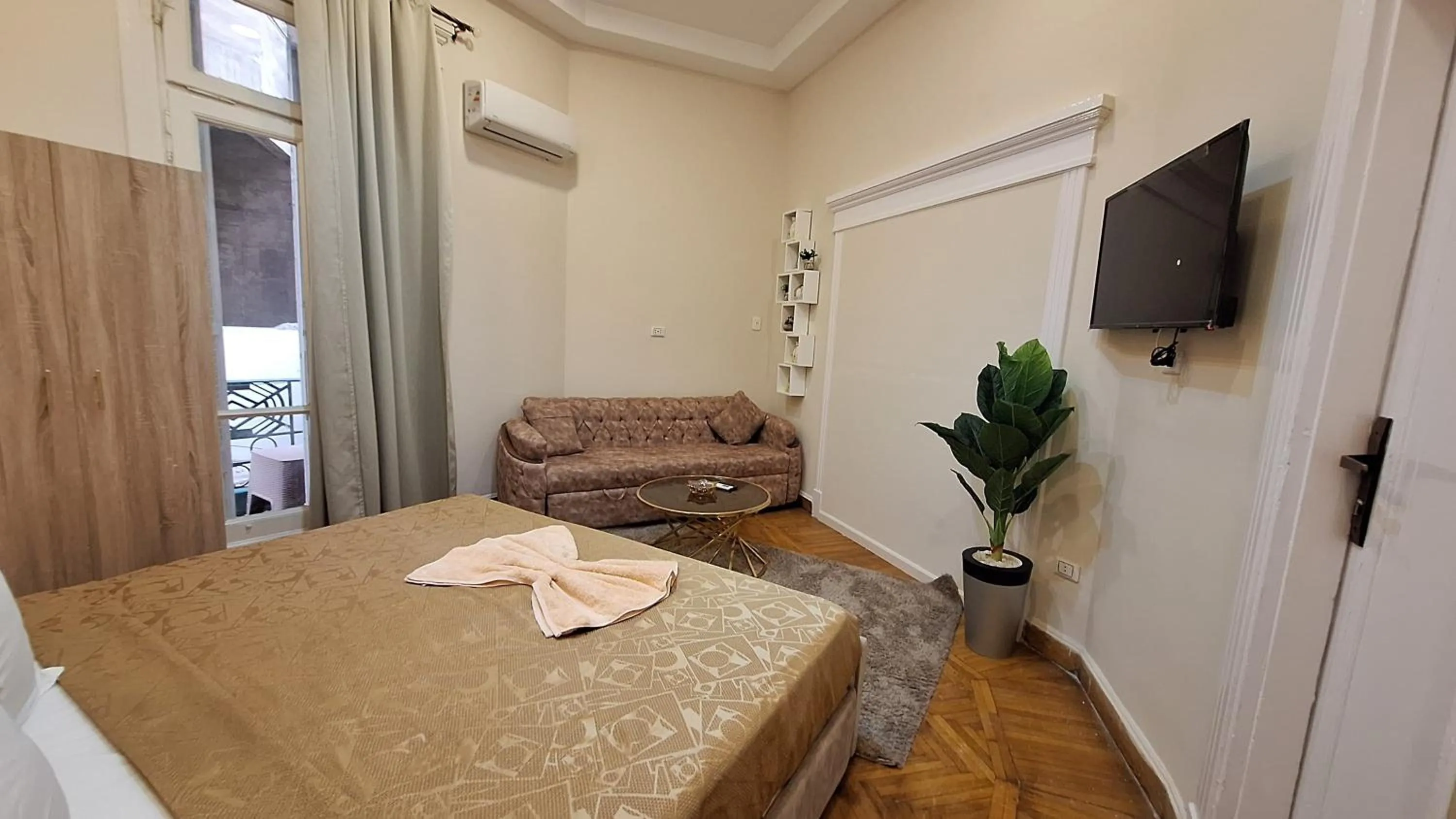 Photo of the whole room, Bed in downtown Family Suites