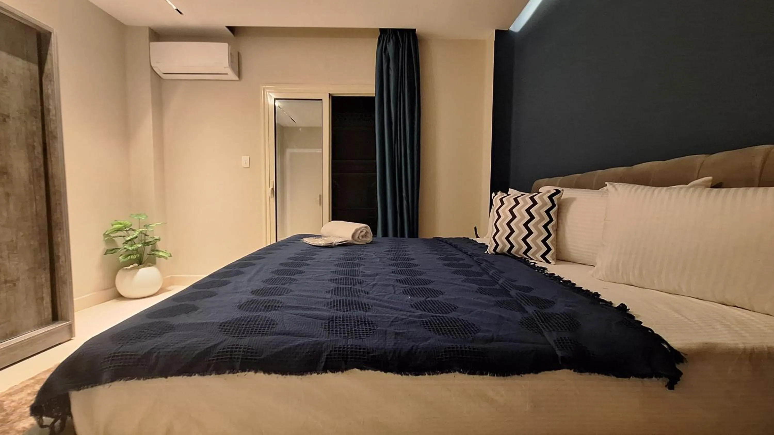 Photo of the whole room, Bed in downtown Family Suites