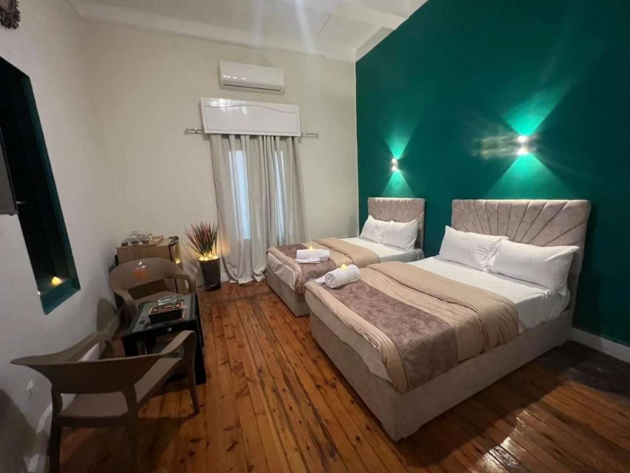 Photo of the whole room, Bed in downtown Family Suites