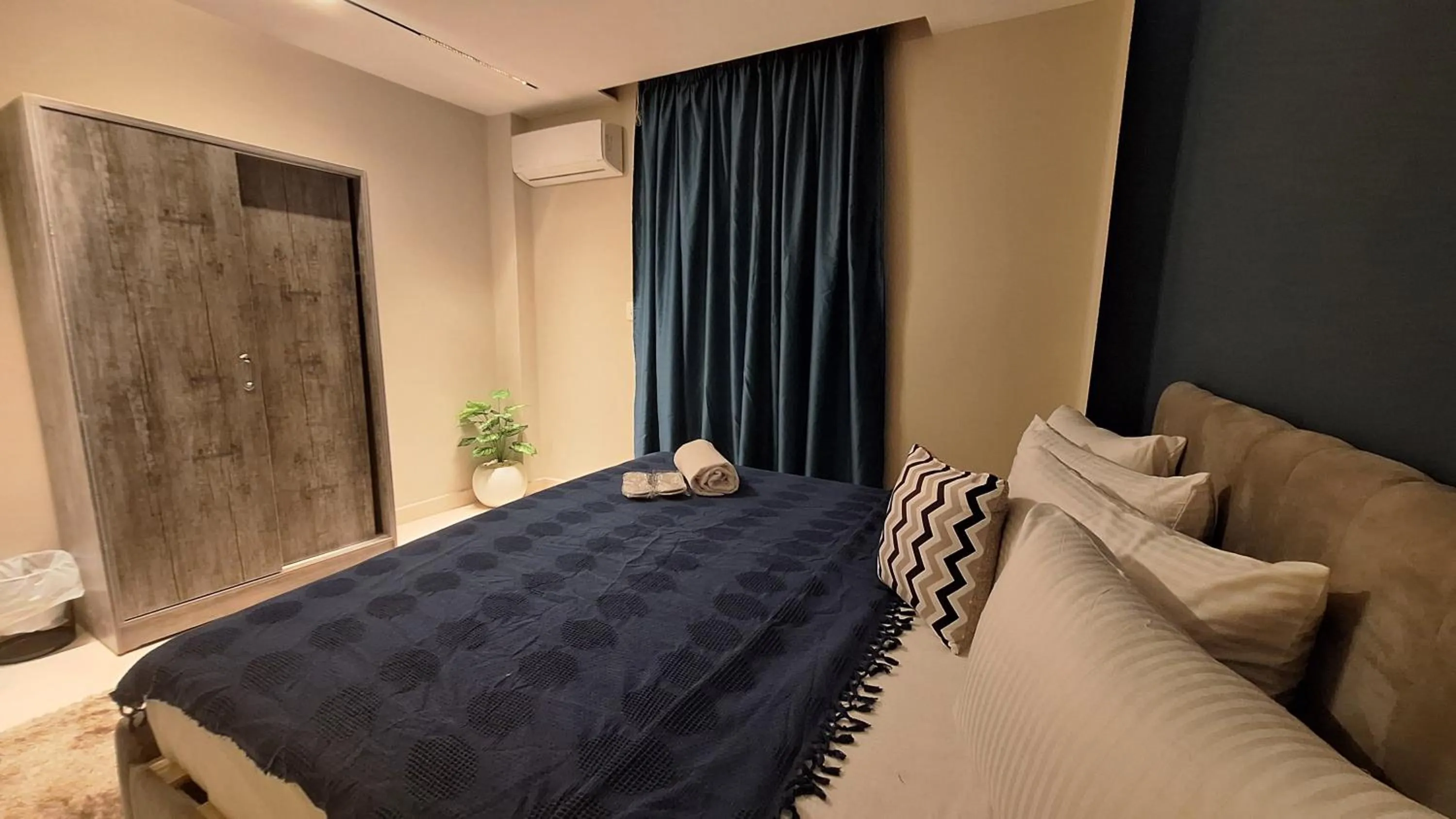 Photo of the whole room, Bed in downtown Family Suites