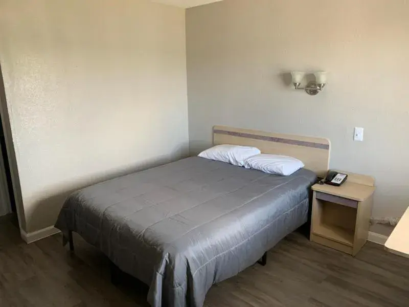 View (from property/room), Bed in Loyalty Inn Columbus View (from property/room), Bed in Loyalty Inn Columbus