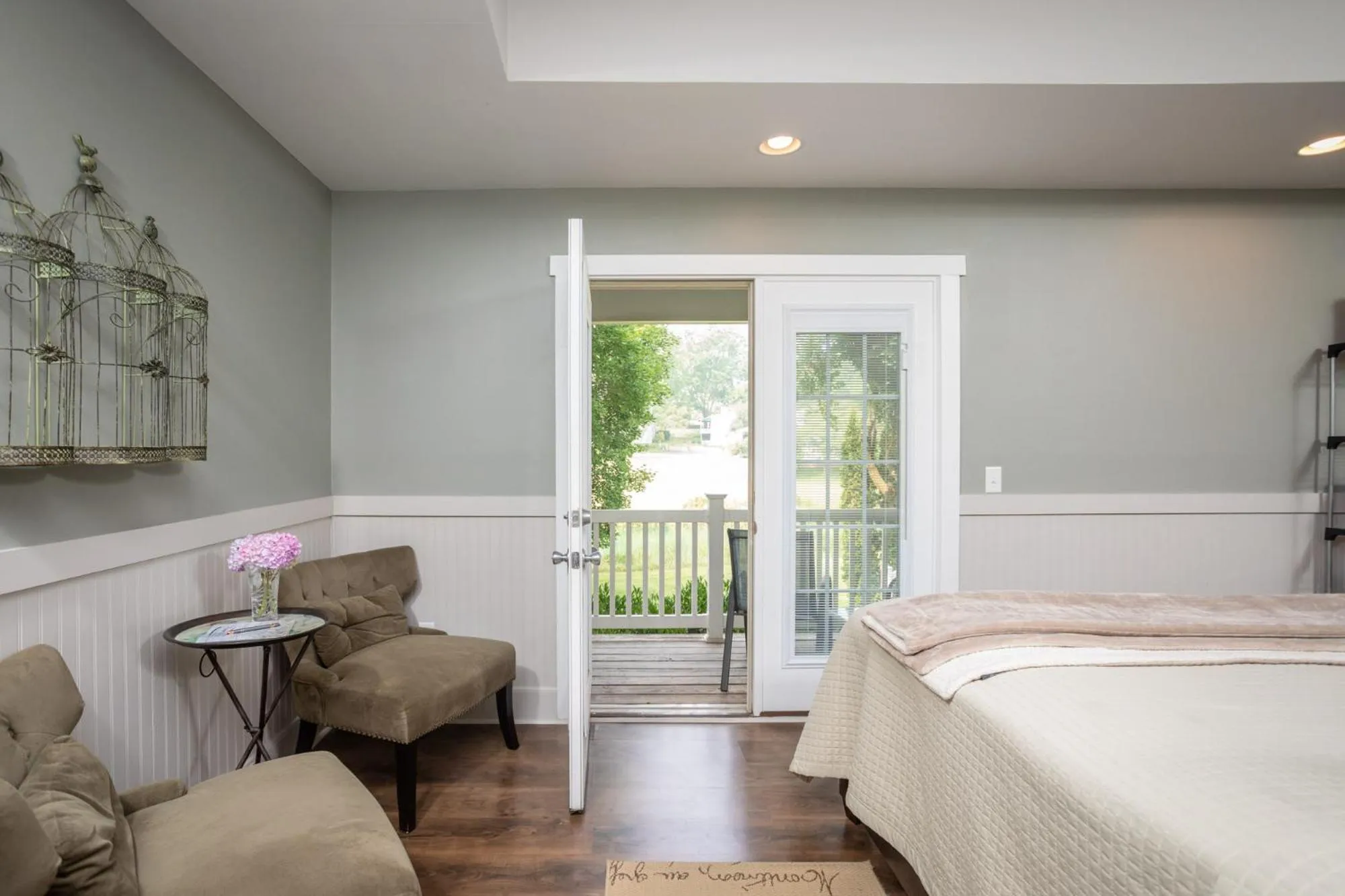 Bed in By the Side of the Road Inn & Cottages