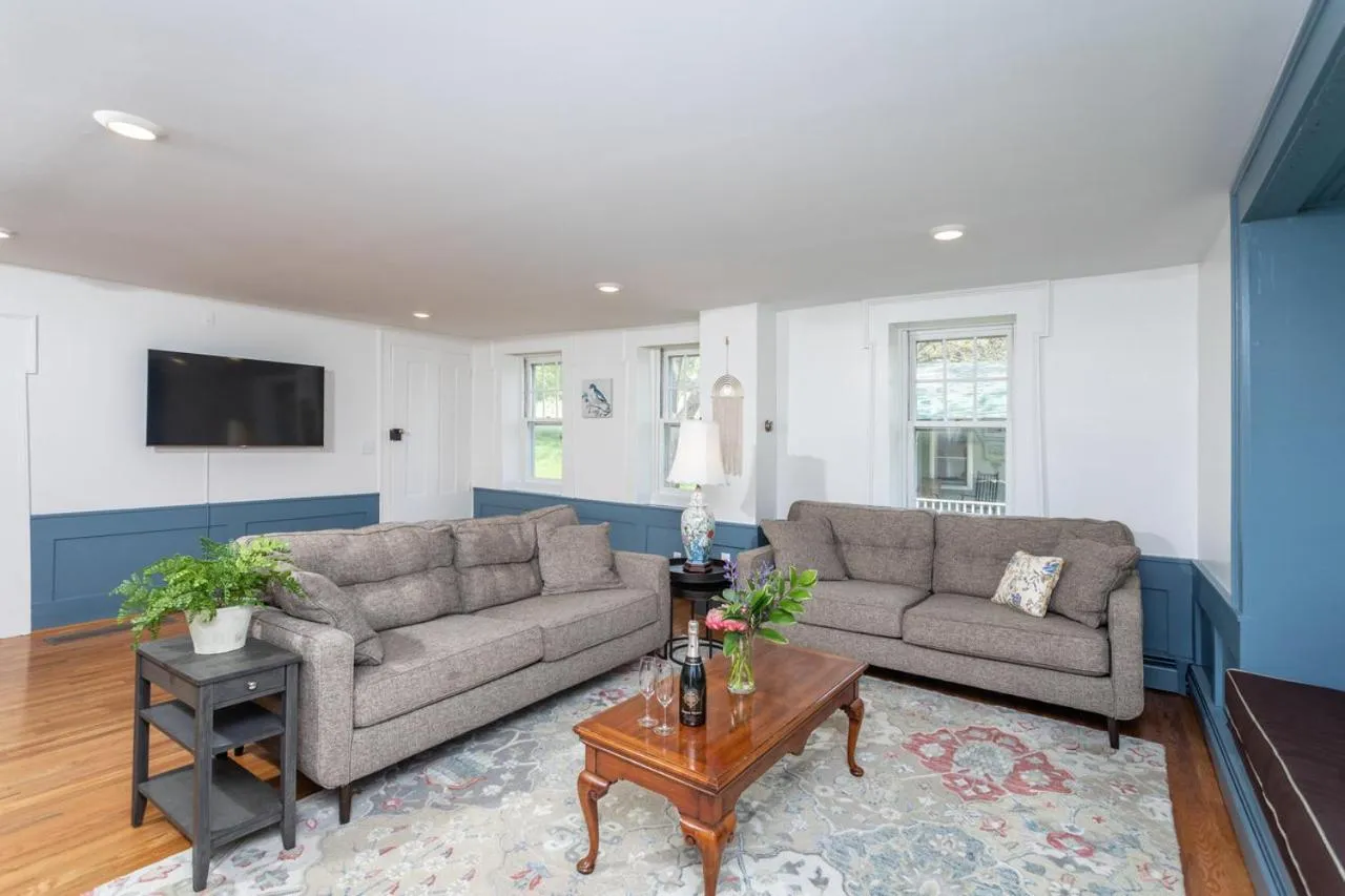 Communal lounge/ TV room in By the Side of the Road Inn & Cottages