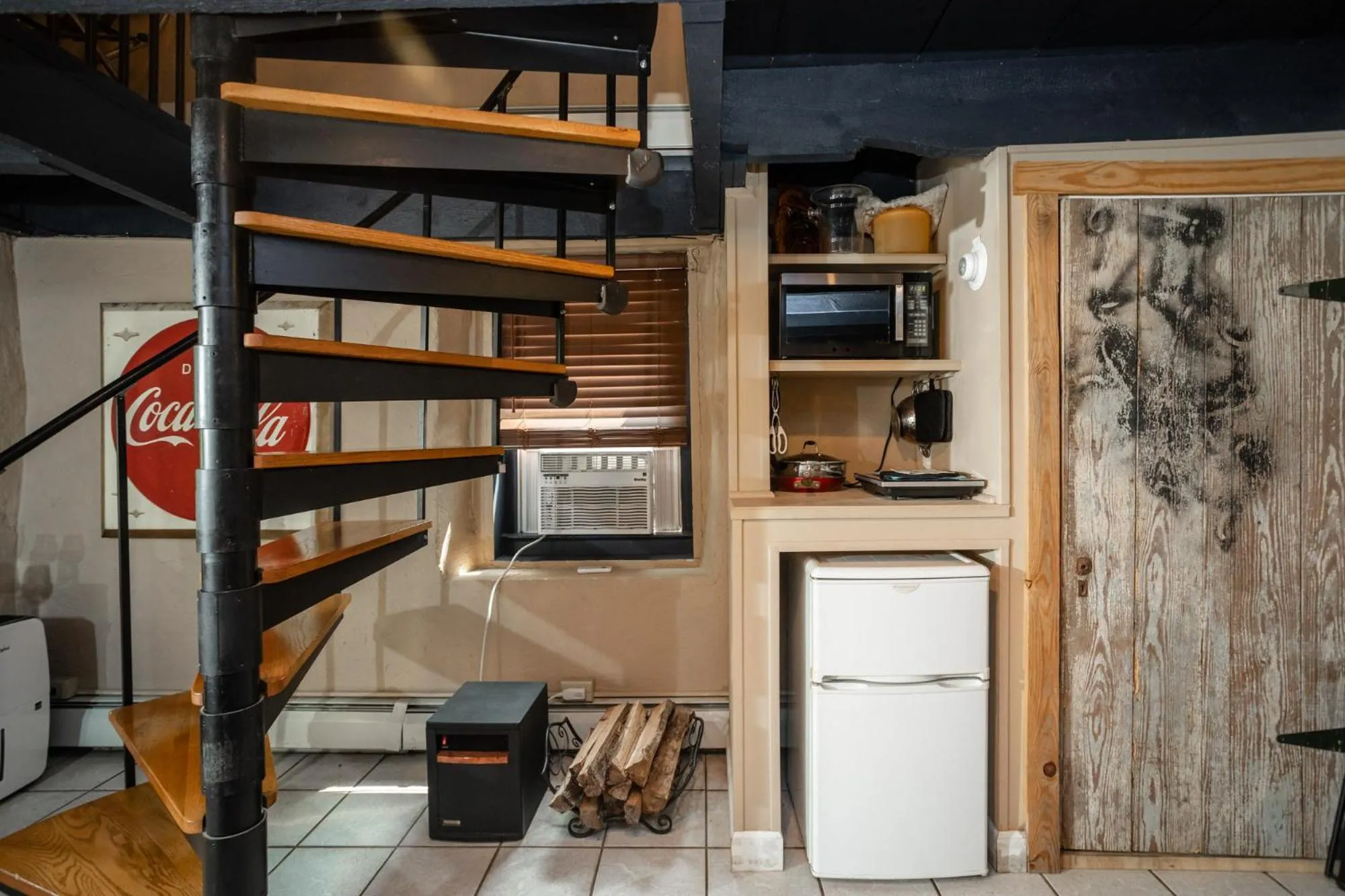 Kitchen or kitchenette in By the Side of the Road Inn & Cottages