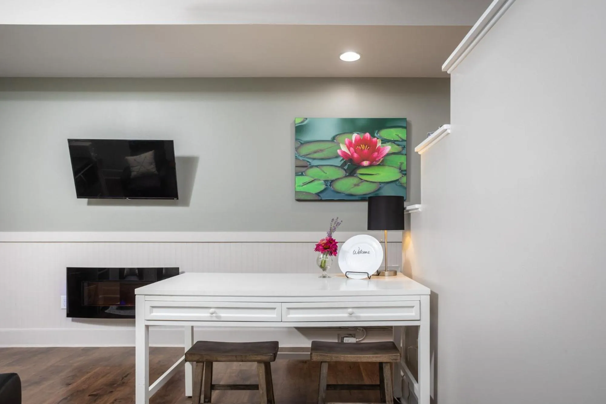 TV and multimedia in By the Side of the Road Inn & Cottages