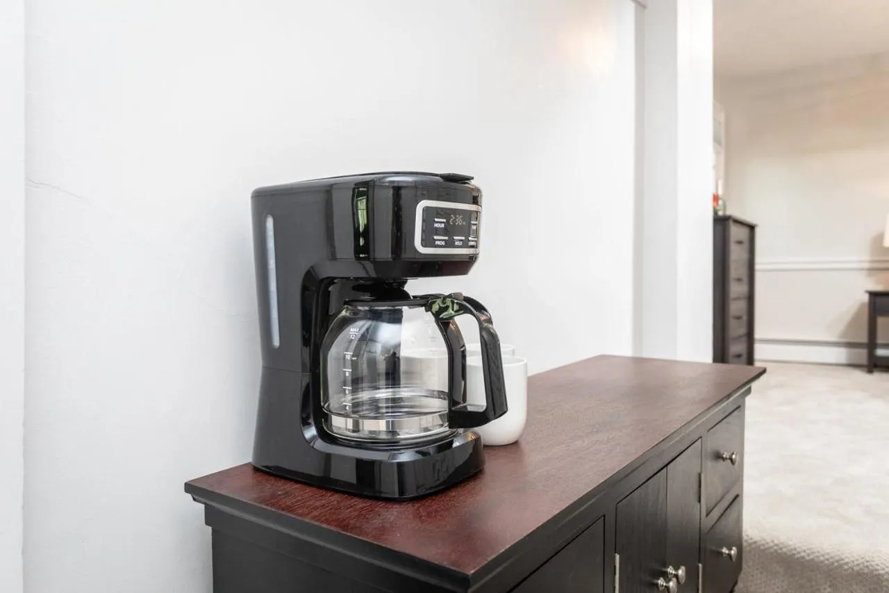 Coffee/tea facilities in By the Side of the Road Inn & Cottages