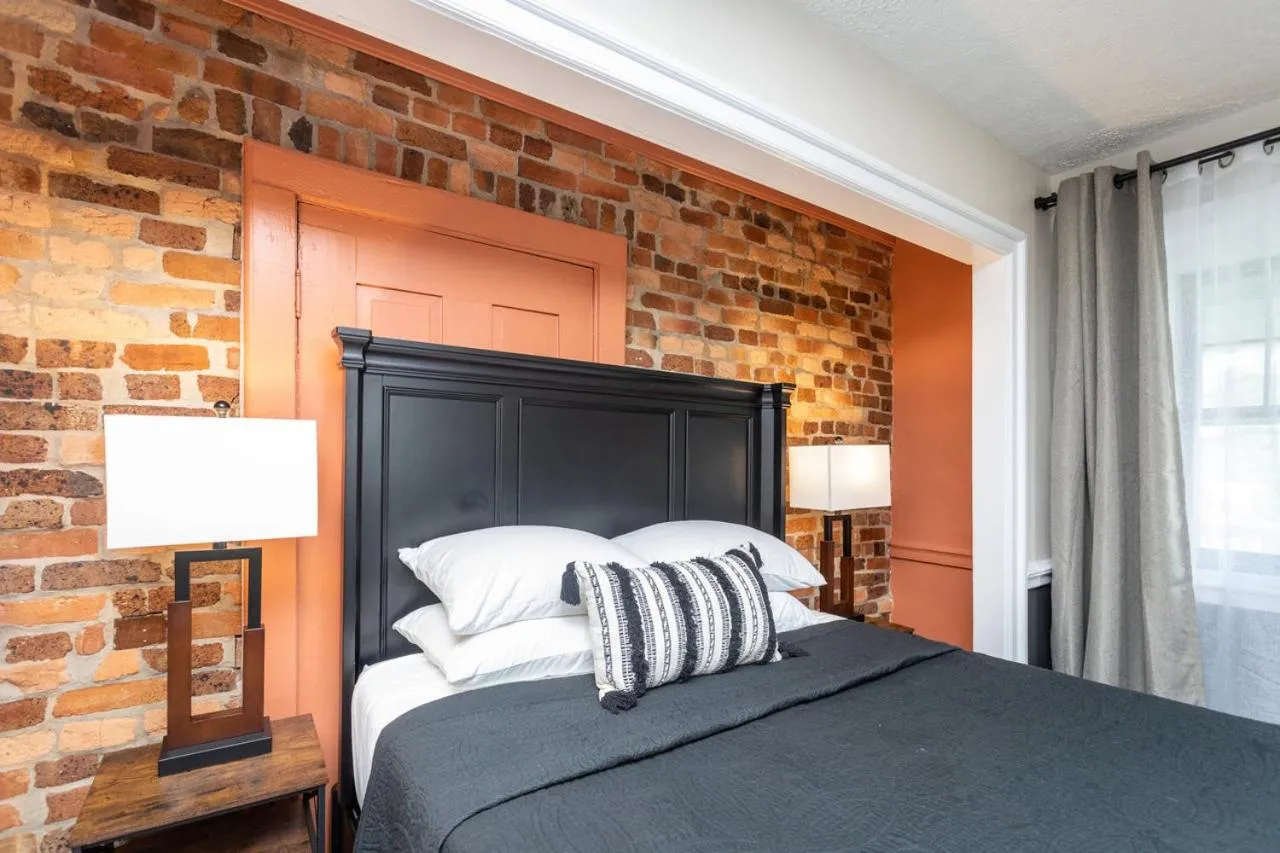 Bed in By the Side of the Road Inn & Cottages