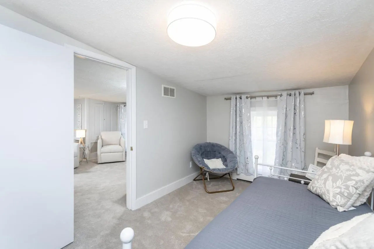 Bed in By the Side of the Road Inn & Cottages