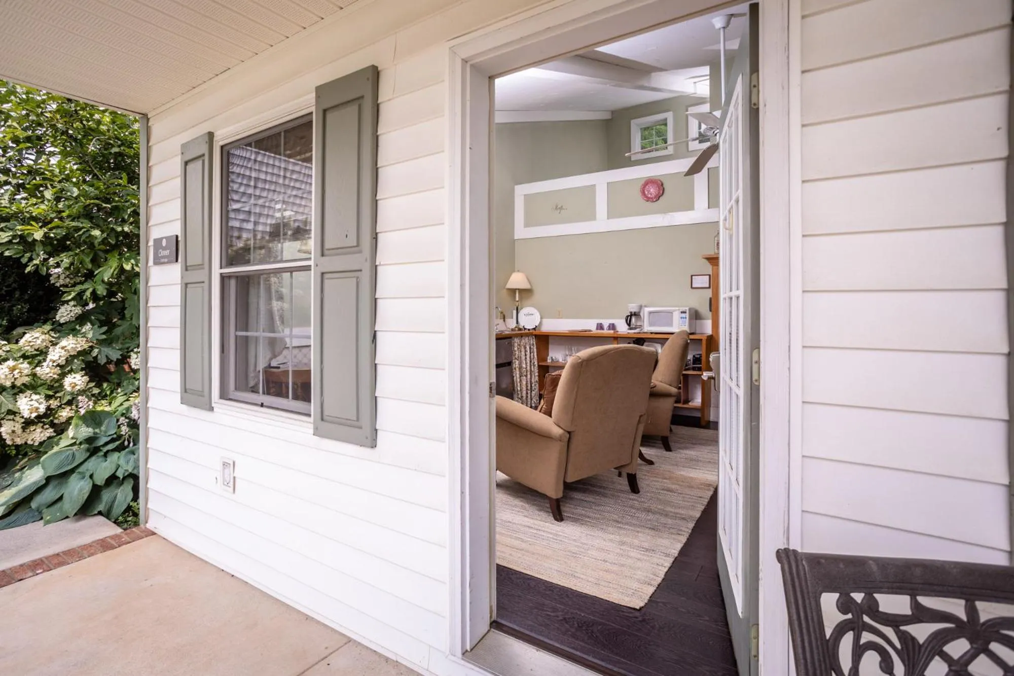 Facade/entrance in By the Side of the Road Inn & Cottages