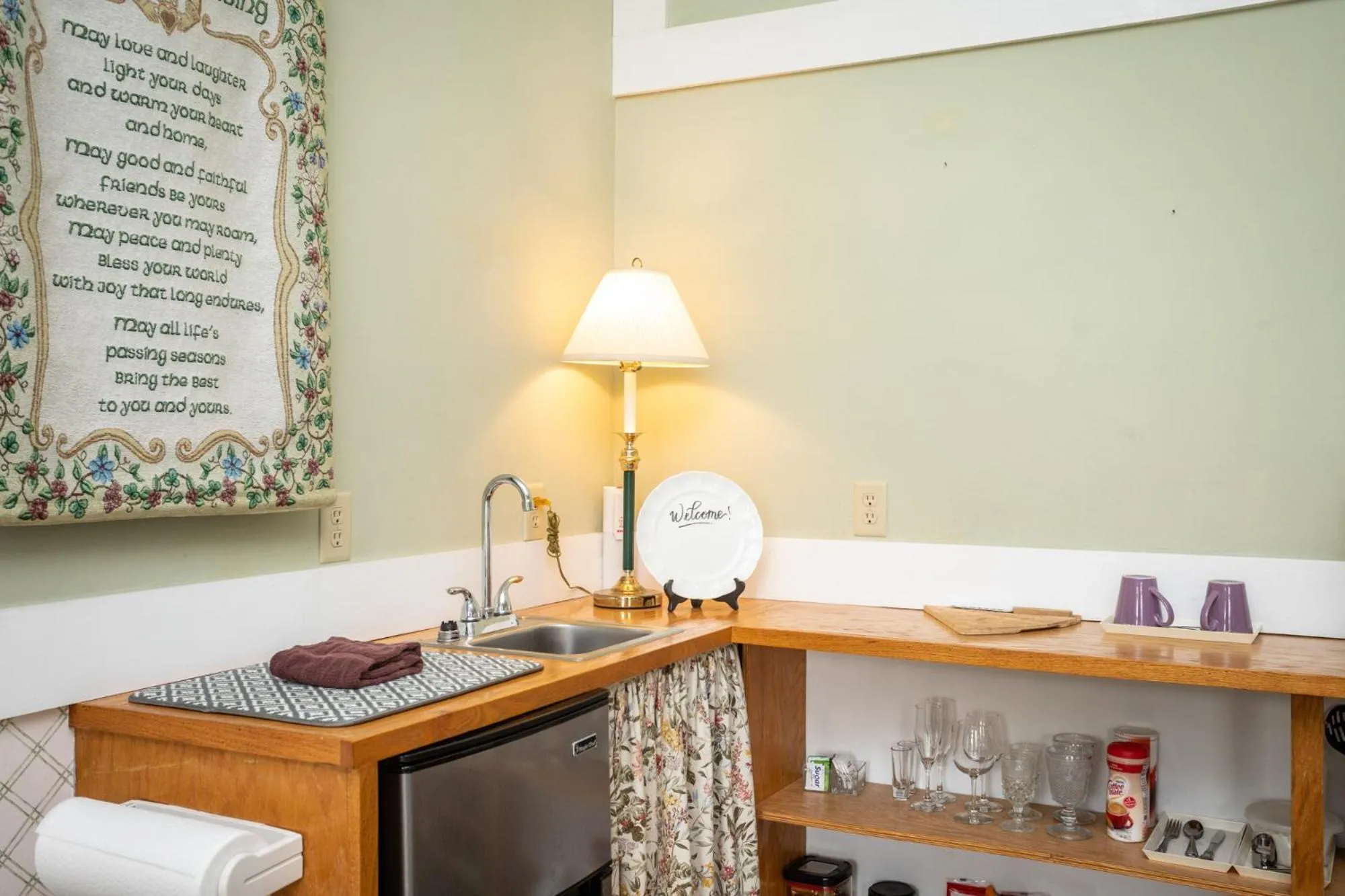 Kitchen or kitchenette in By the Side of the Road Inn & Cottages