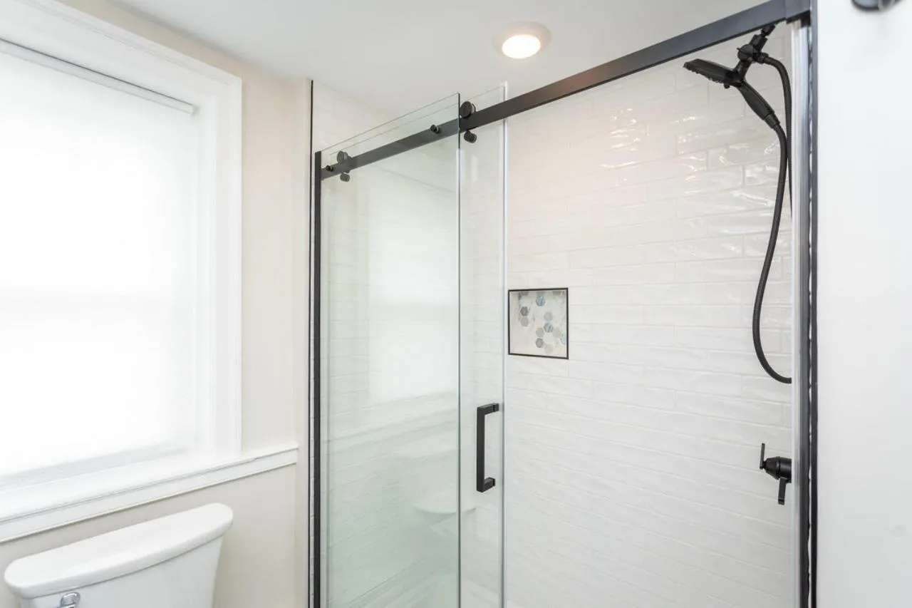 Shower in By the Side of the Road Inn & Cottages