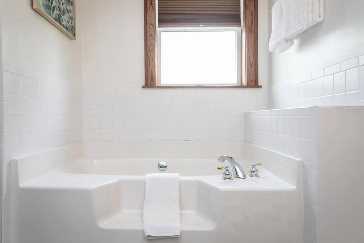 Bath in By the Side of the Road Inn & Cottages