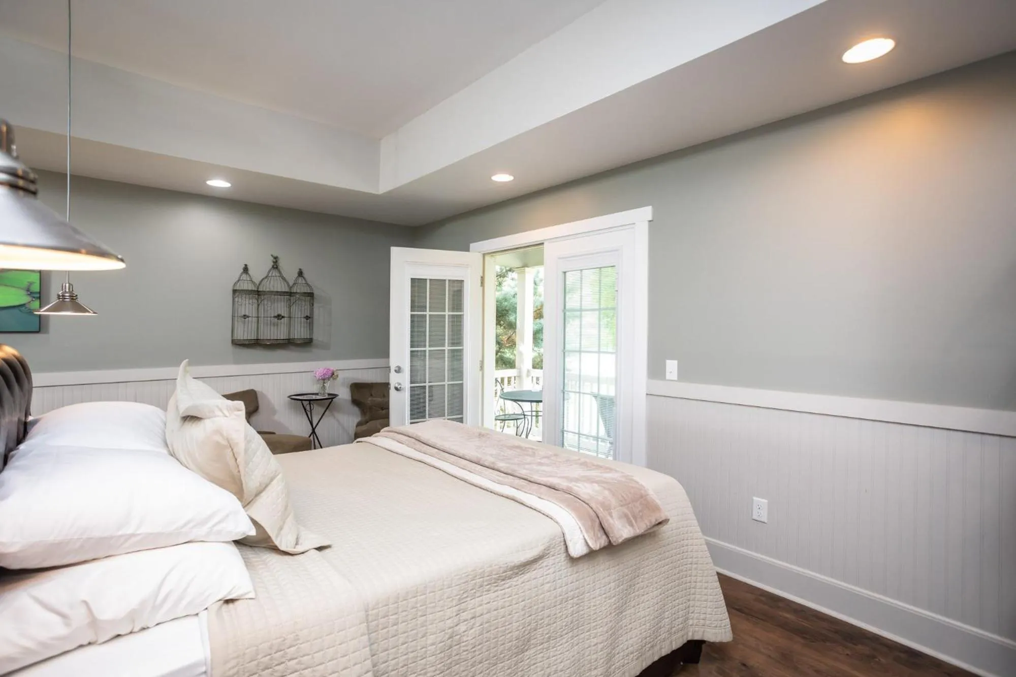 Bed in By the Side of the Road Inn & Cottages