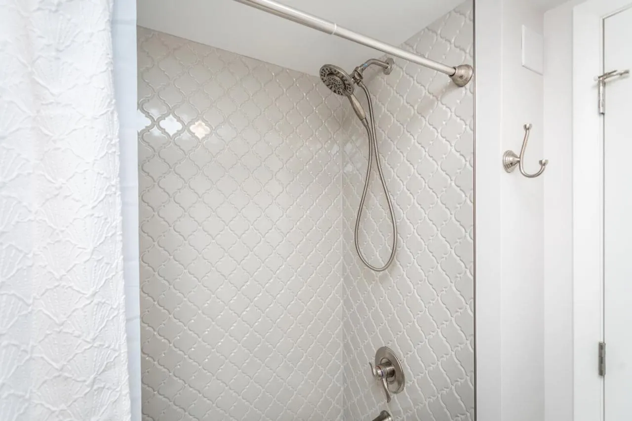 Shower in By the Side of the Road Inn & Cottages