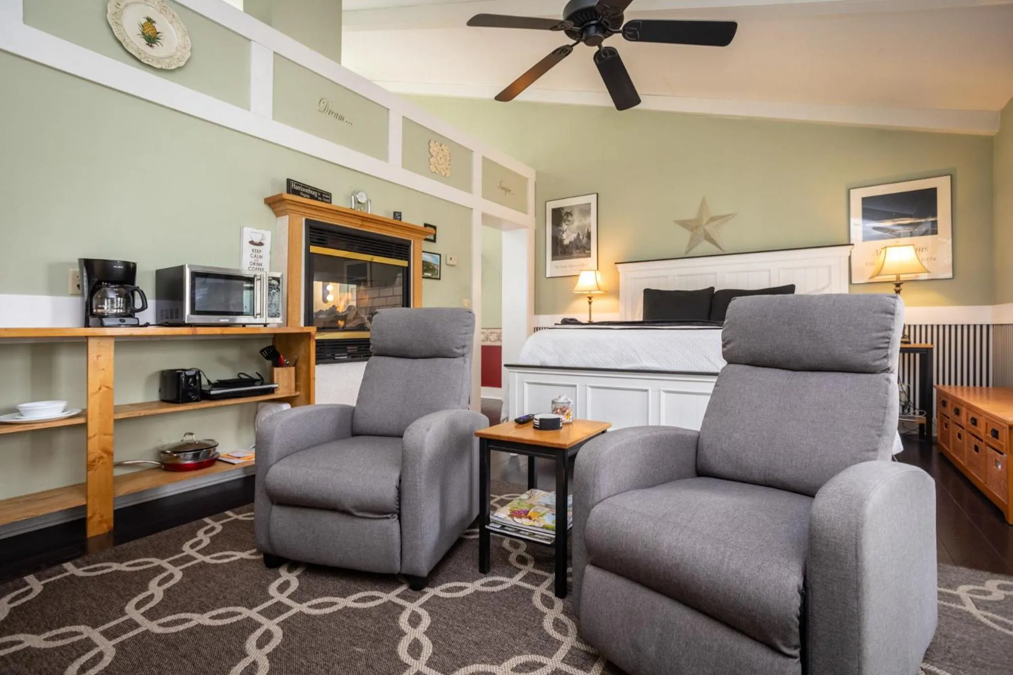 Coffee/tea facilities in By the Side of the Road Inn & Cottages