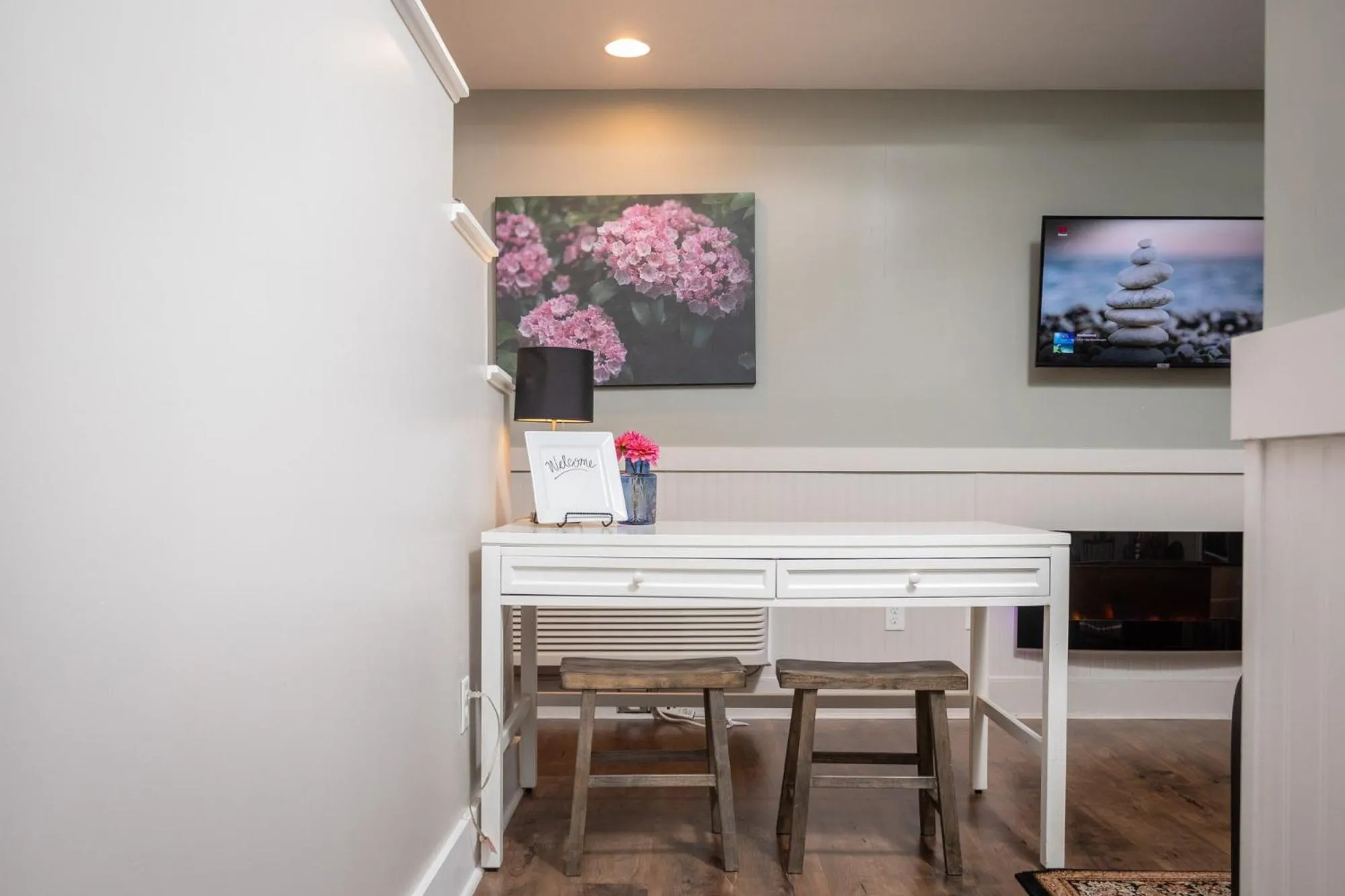 TV and multimedia in By the Side of the Road Inn & Cottages