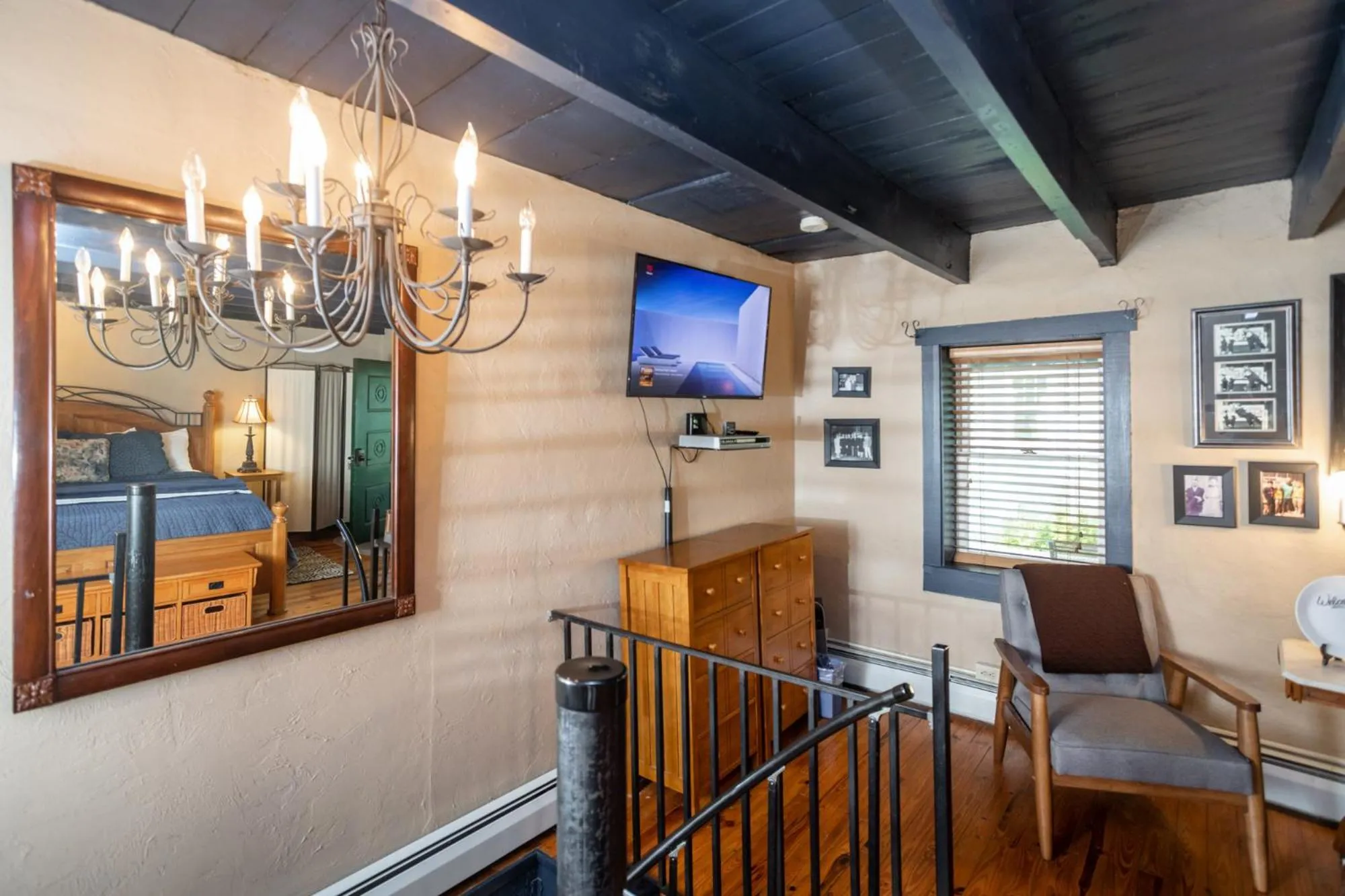 TV and multimedia in By the Side of the Road Inn & Cottages