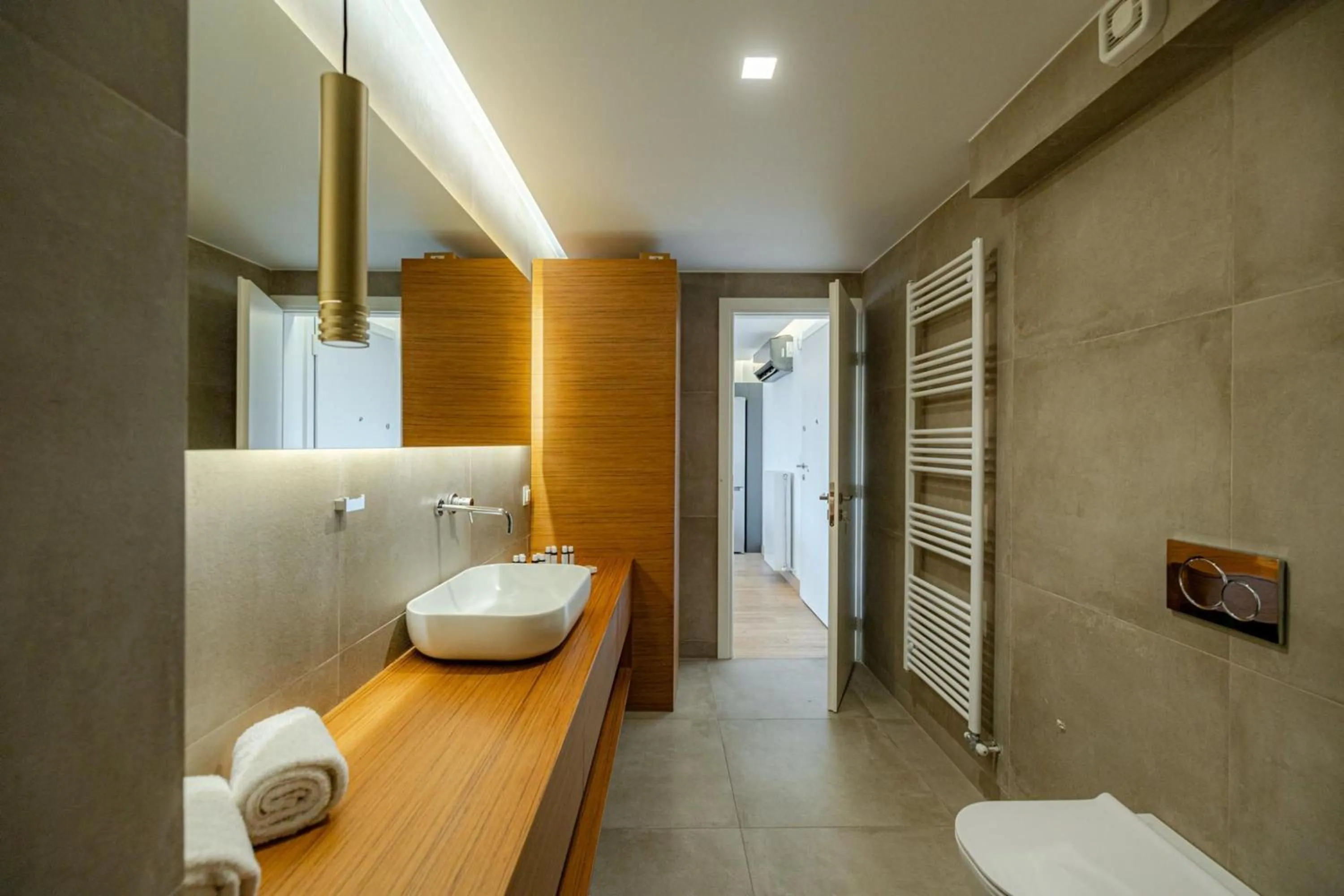 Bathroom in Earth Boutique Apartments next to Stavros Niarchos