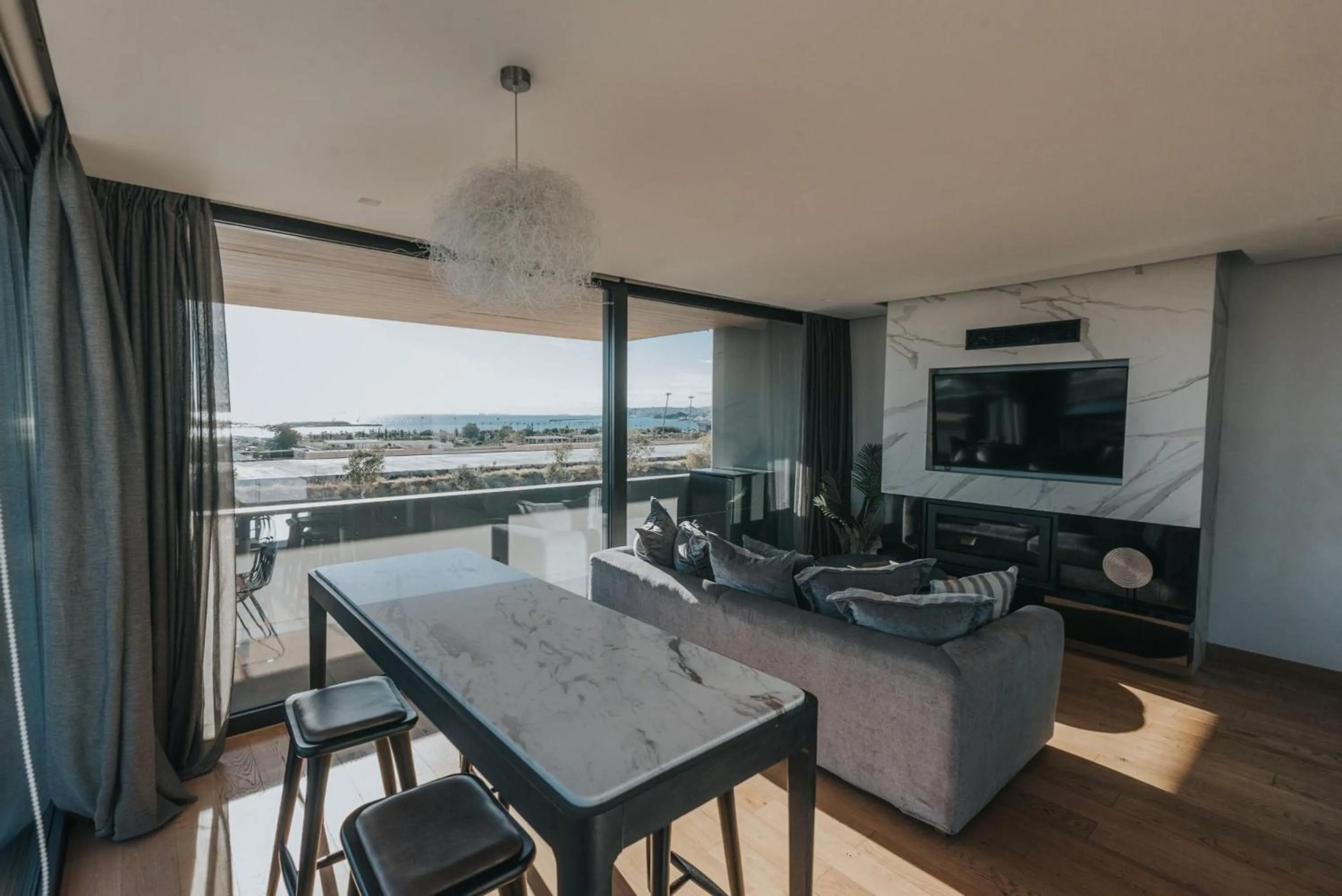 Earth Boutique Apartments next to Stavros Niarchos