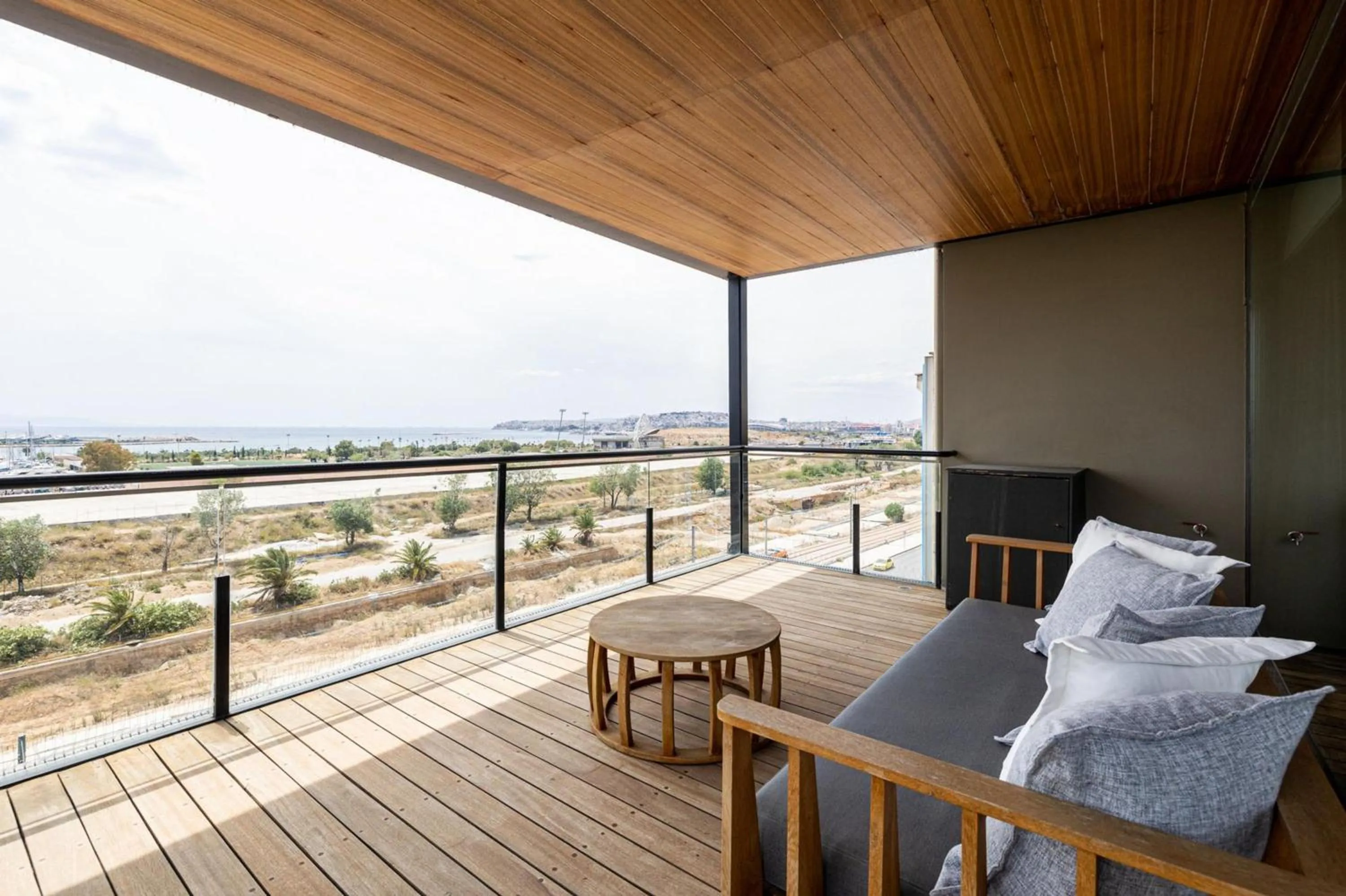 Earth Boutique Apartments next to Stavros Niarchos