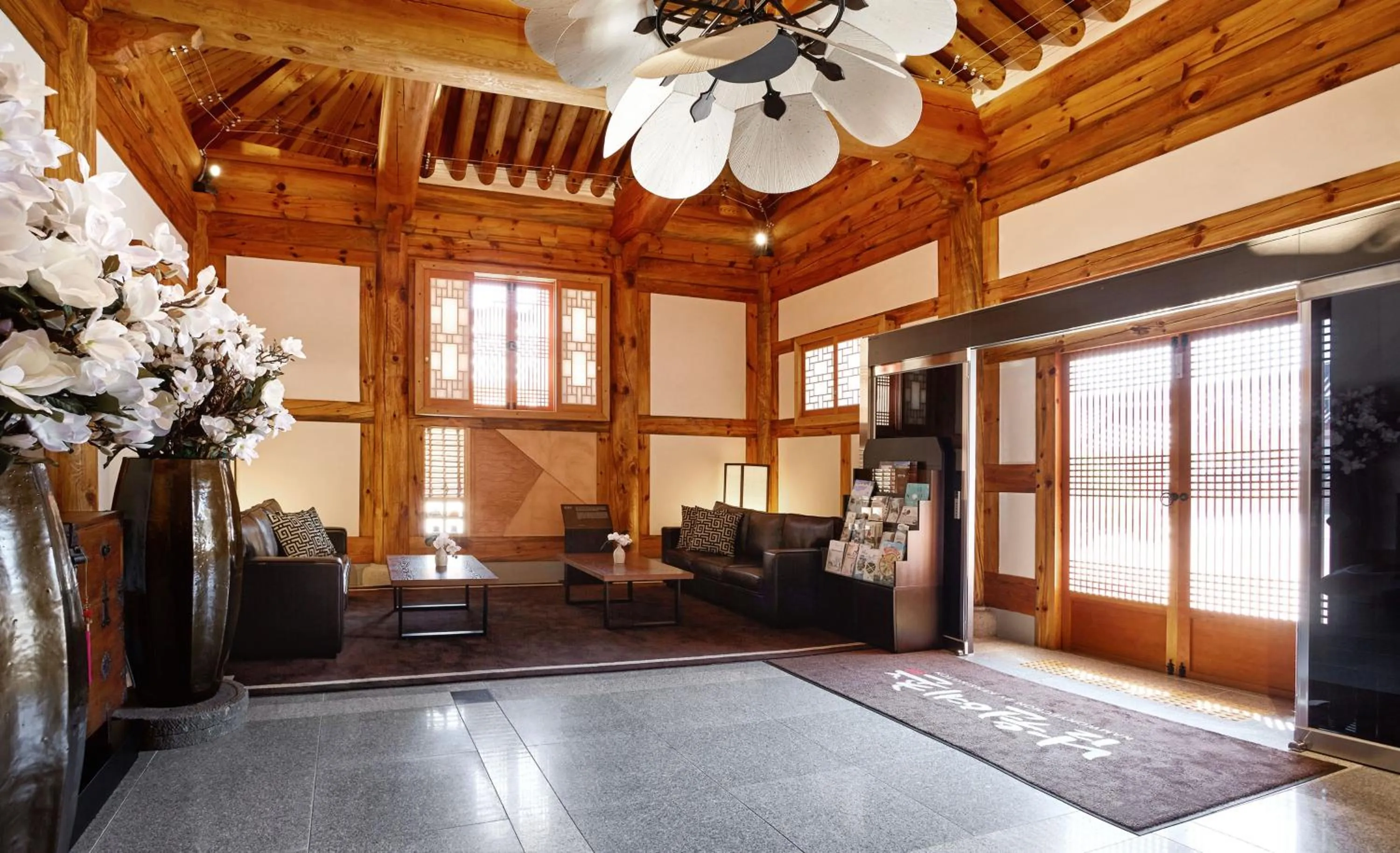 Lobby or reception in Hanok Stay Namwonyechon by Kensington