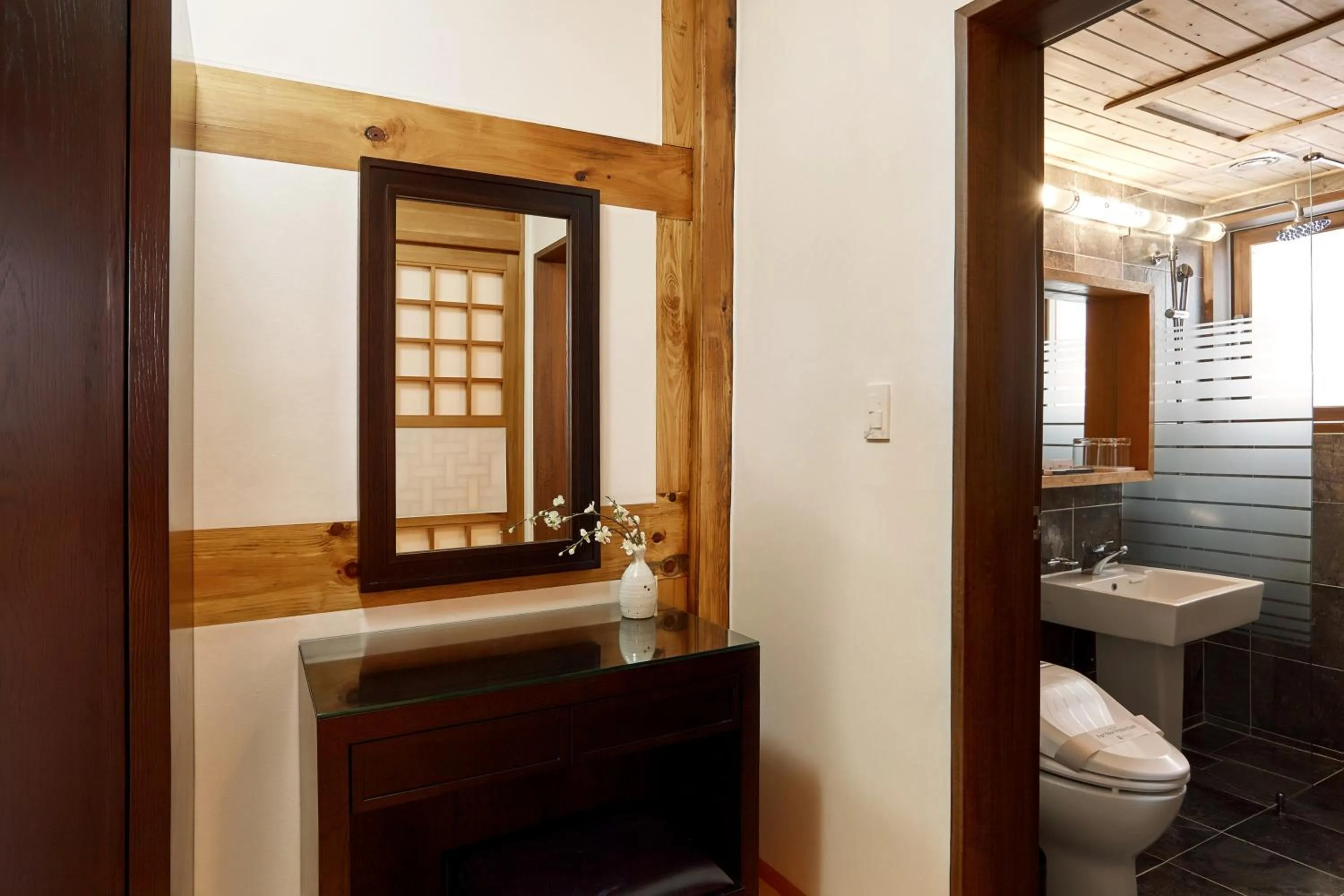 Hanok Stay Namwonyechon by Kensington