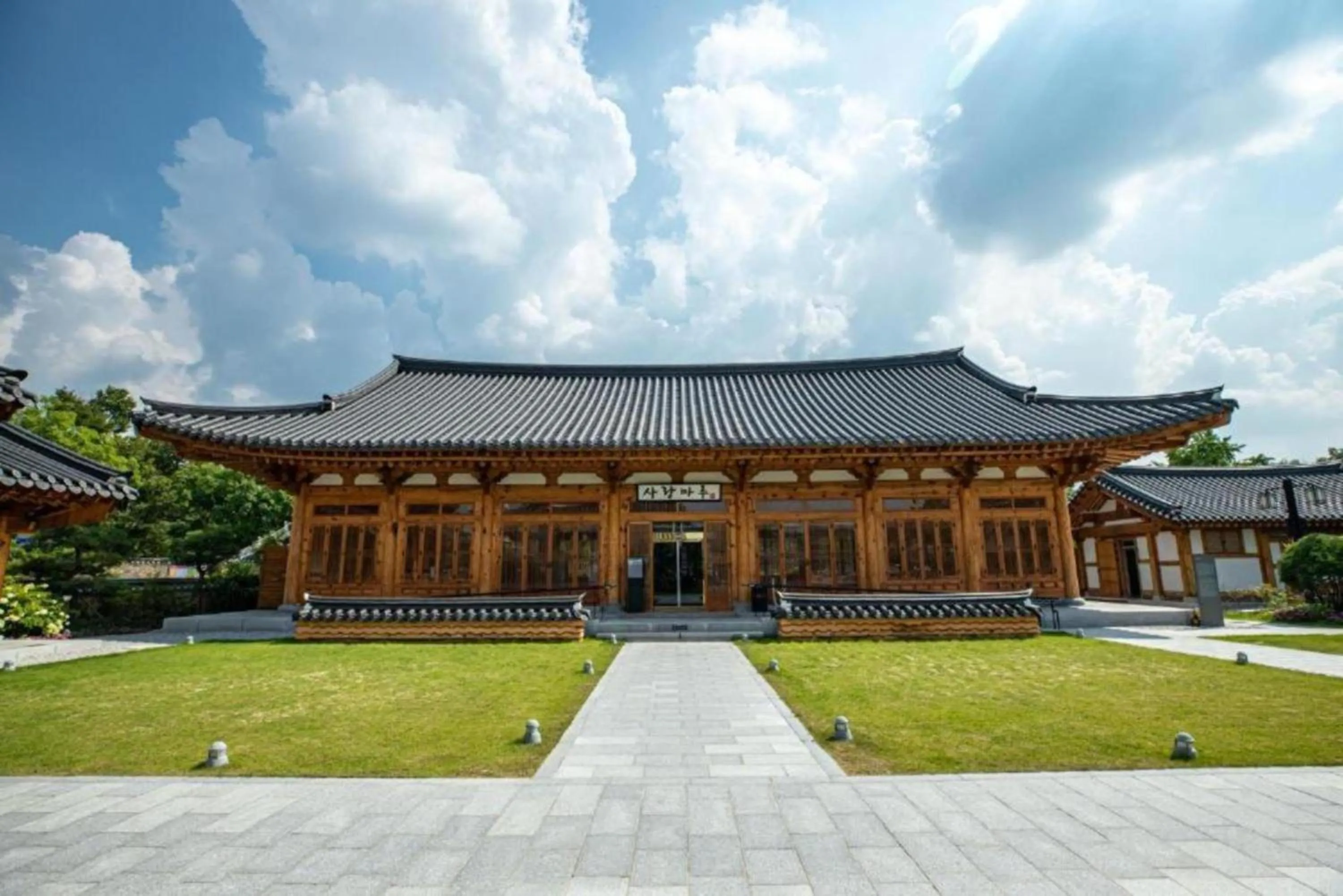Hanok Stay Namwonyechon by Kensington