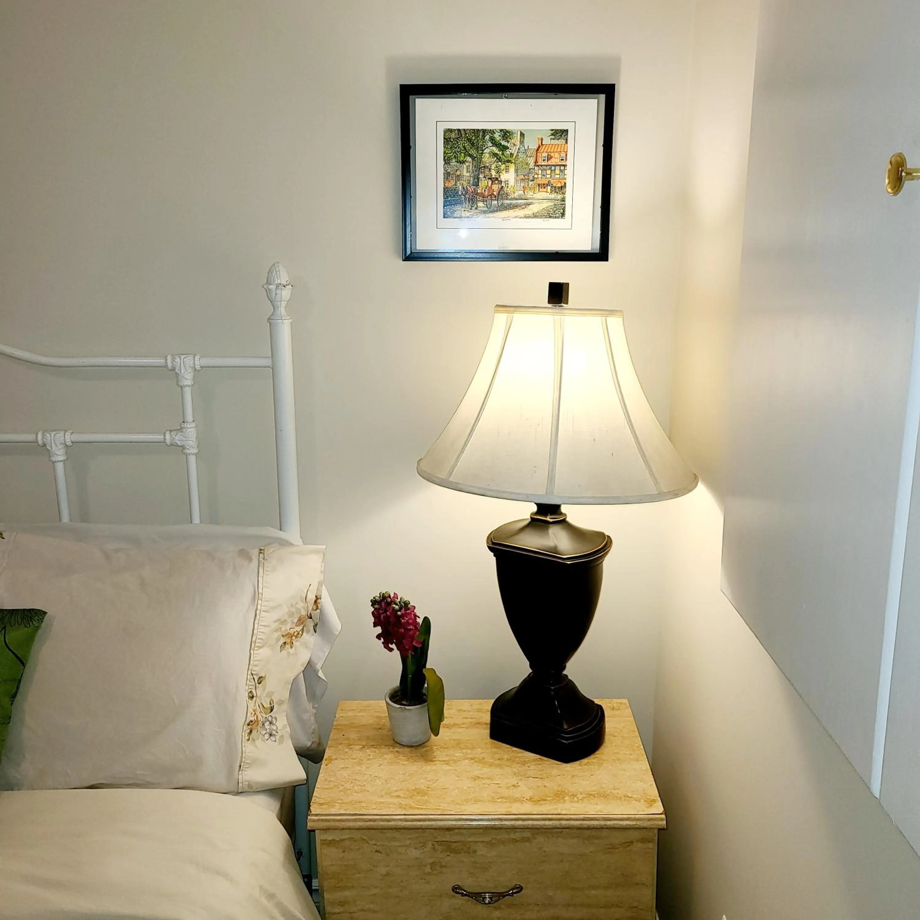 Bed in Spacious and bright unit with natural light.