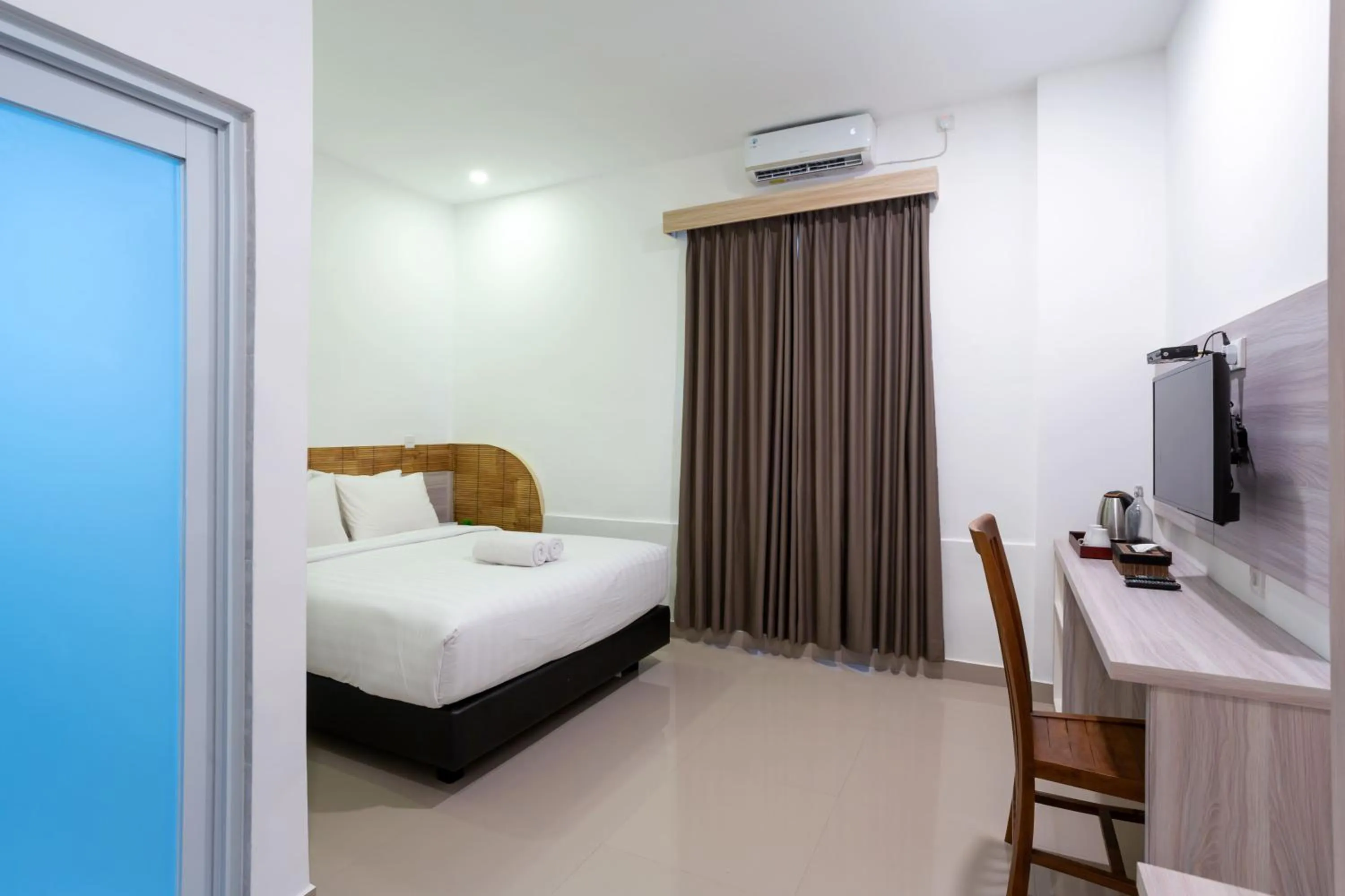 Photo of the whole room, Bed in Cove De Tinaya