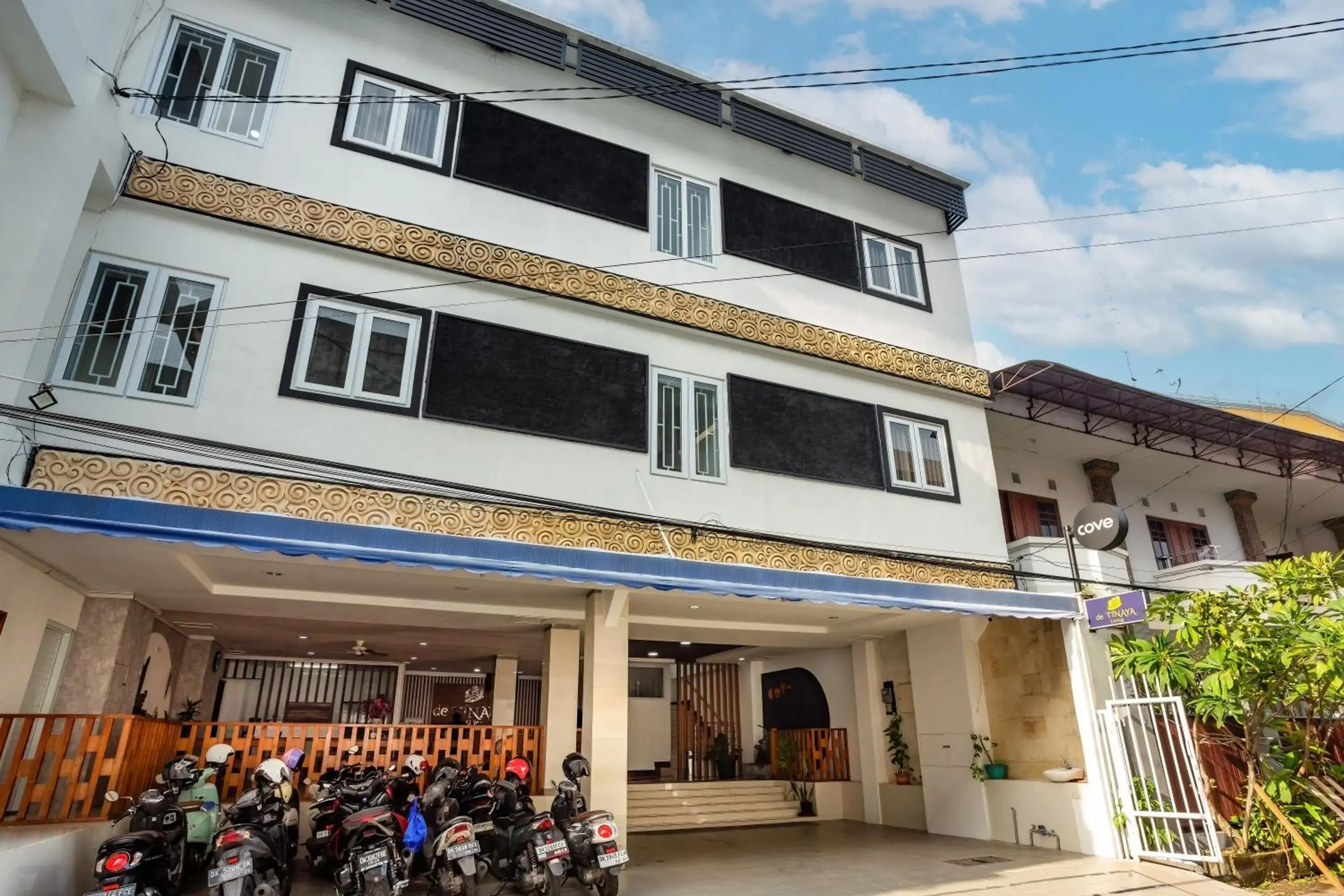 Property building in Cove De Tinaya Property building in Cove De Tinaya