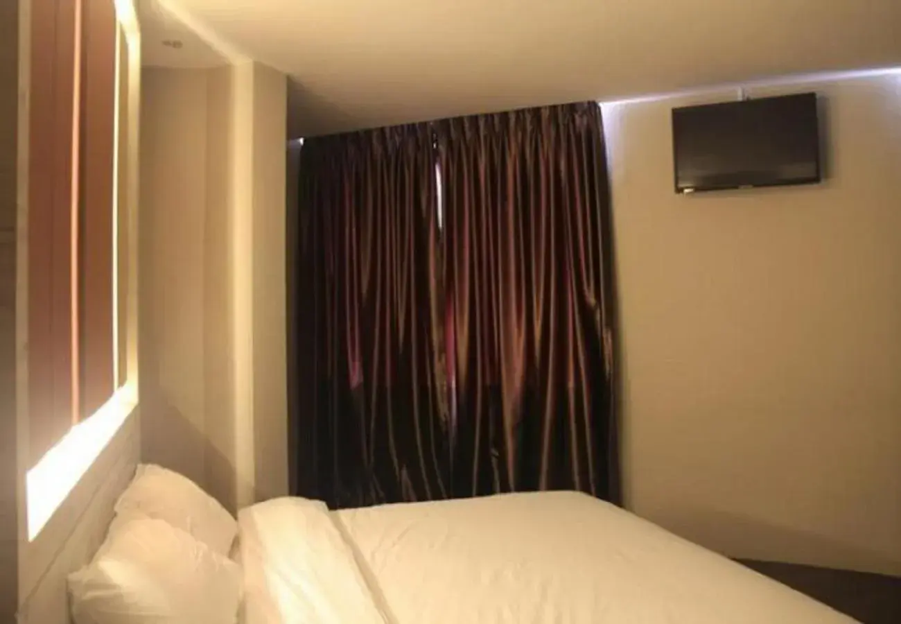 Bed in Merge Summit by Secoms Bed in Merge Summit by Secoms