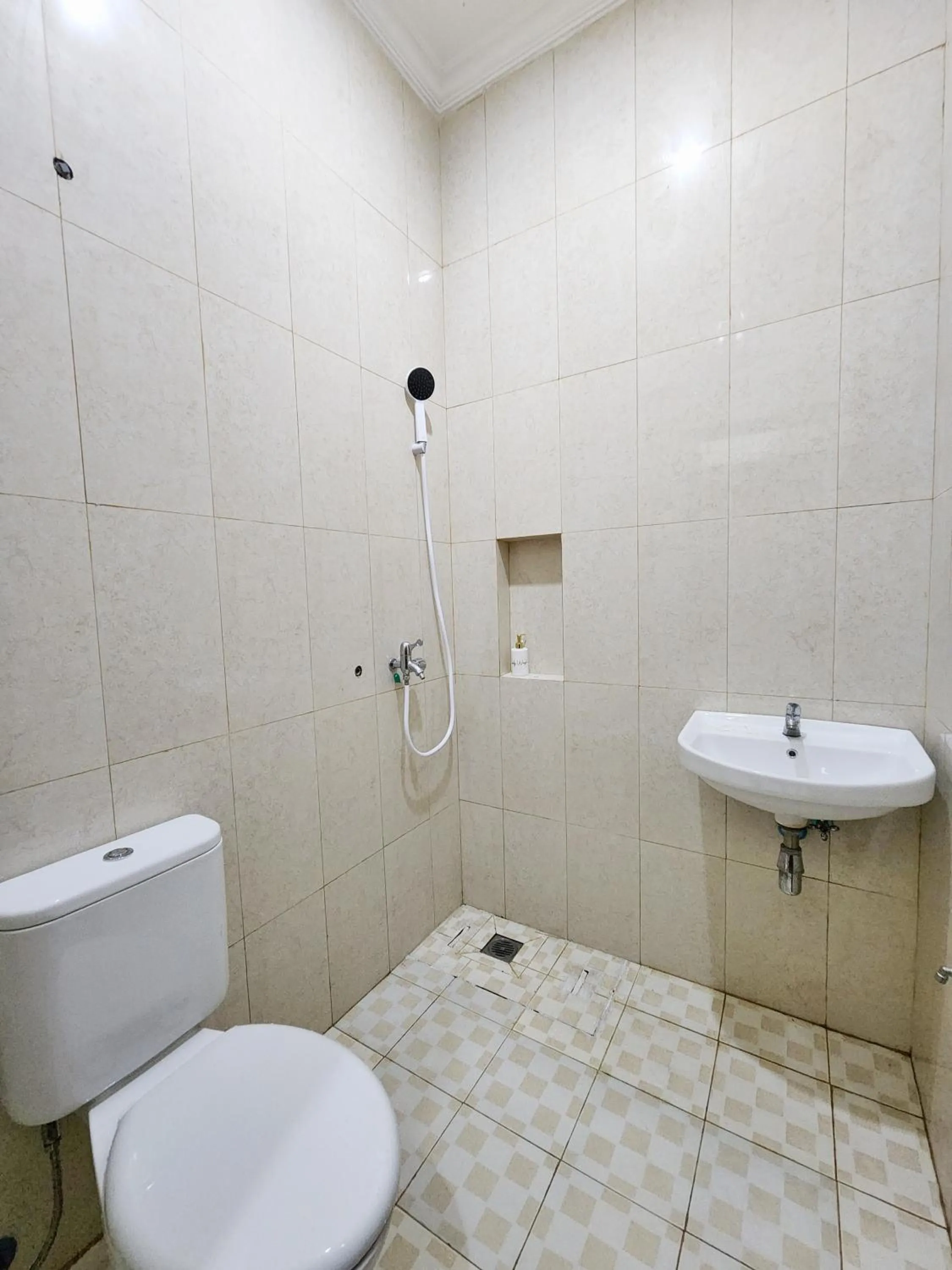 Shower in Surabaya Homey near UNAIR Syariah