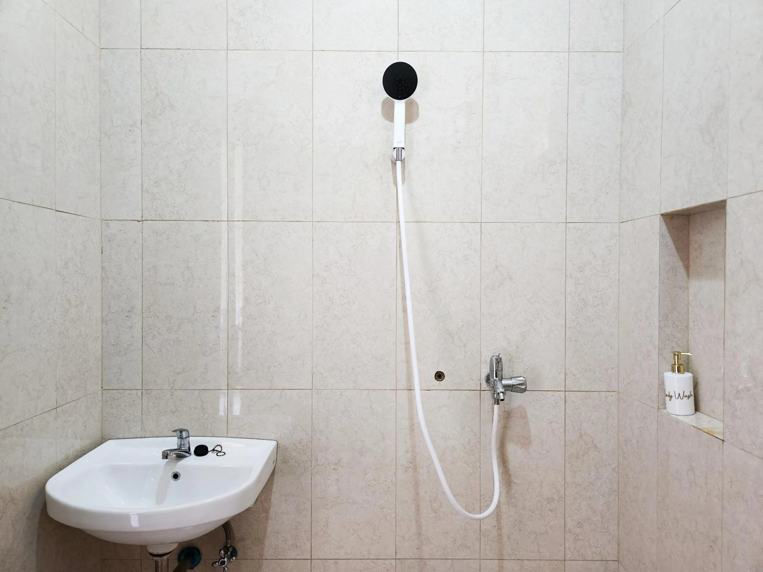 Shower in Surabaya Homey near UNAIR Syariah