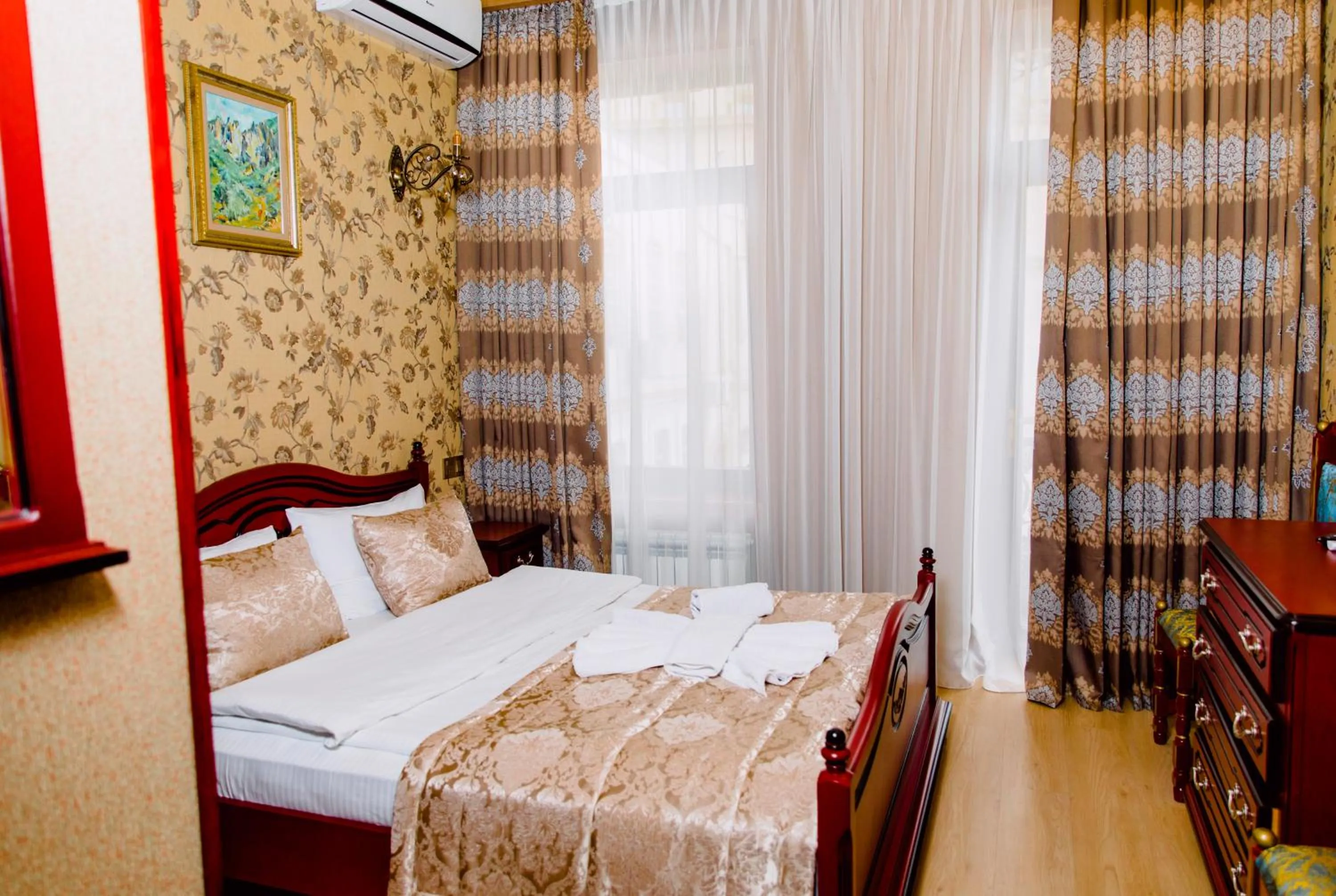 Bed in Royal Antique Boutique Hotel