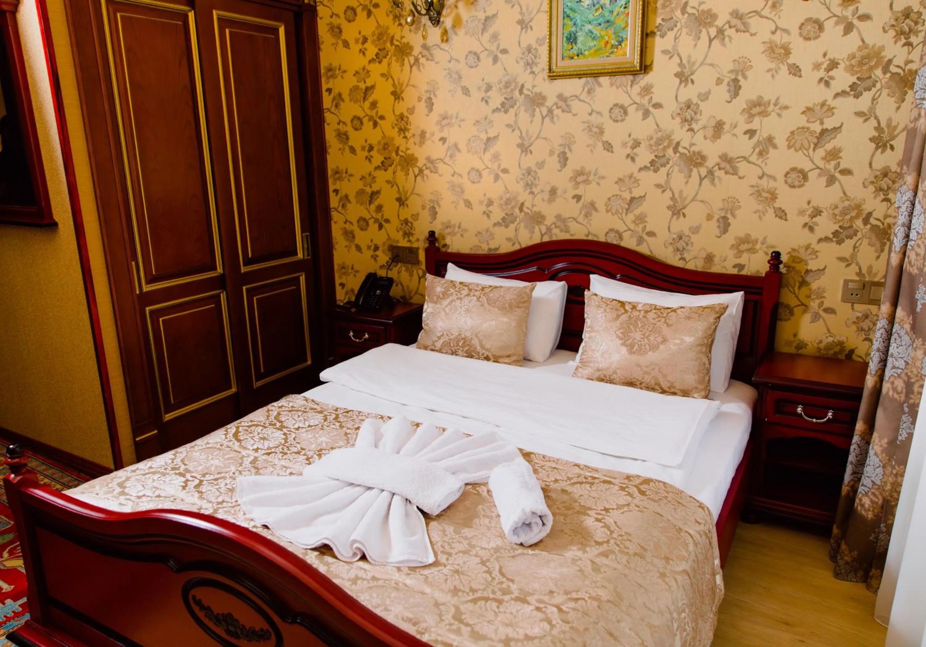Bed in Royal Antique Boutique Hotel