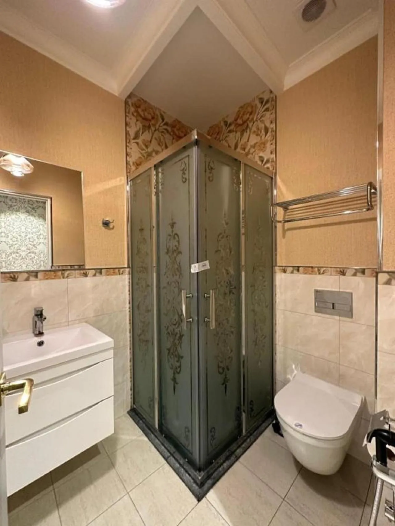 Shower in Royal Antique Boutique Hotel