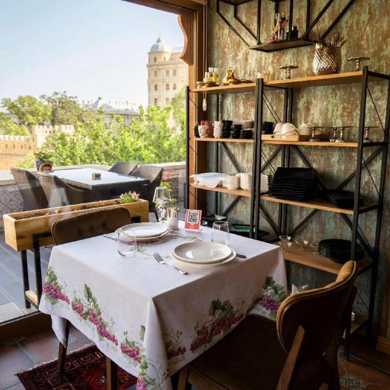 Restaurant/places to eat in Royal Antique Boutique Hotel