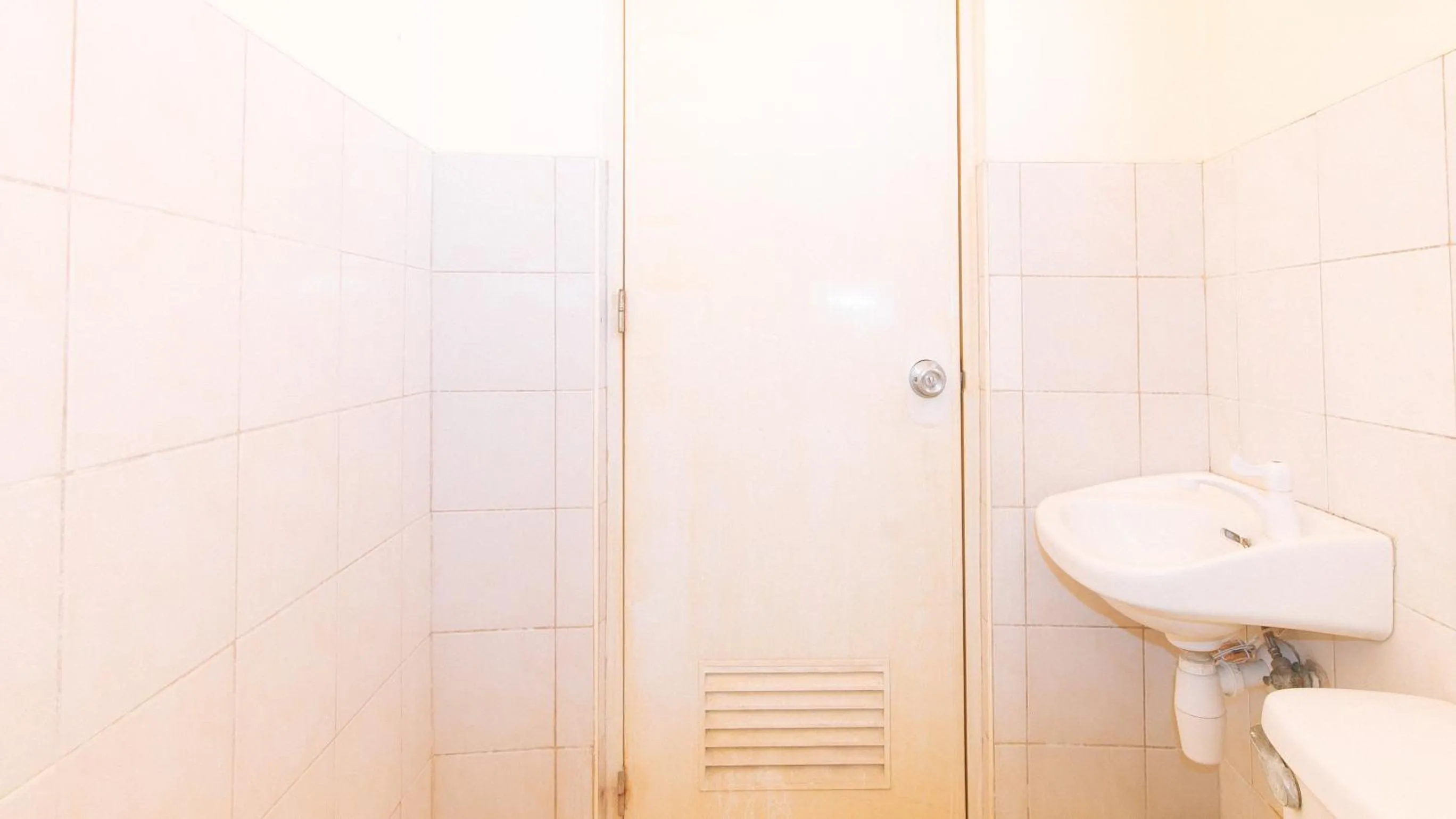 Bathroom in RedDoorz @ Asiana Pension Inn Mandaue City