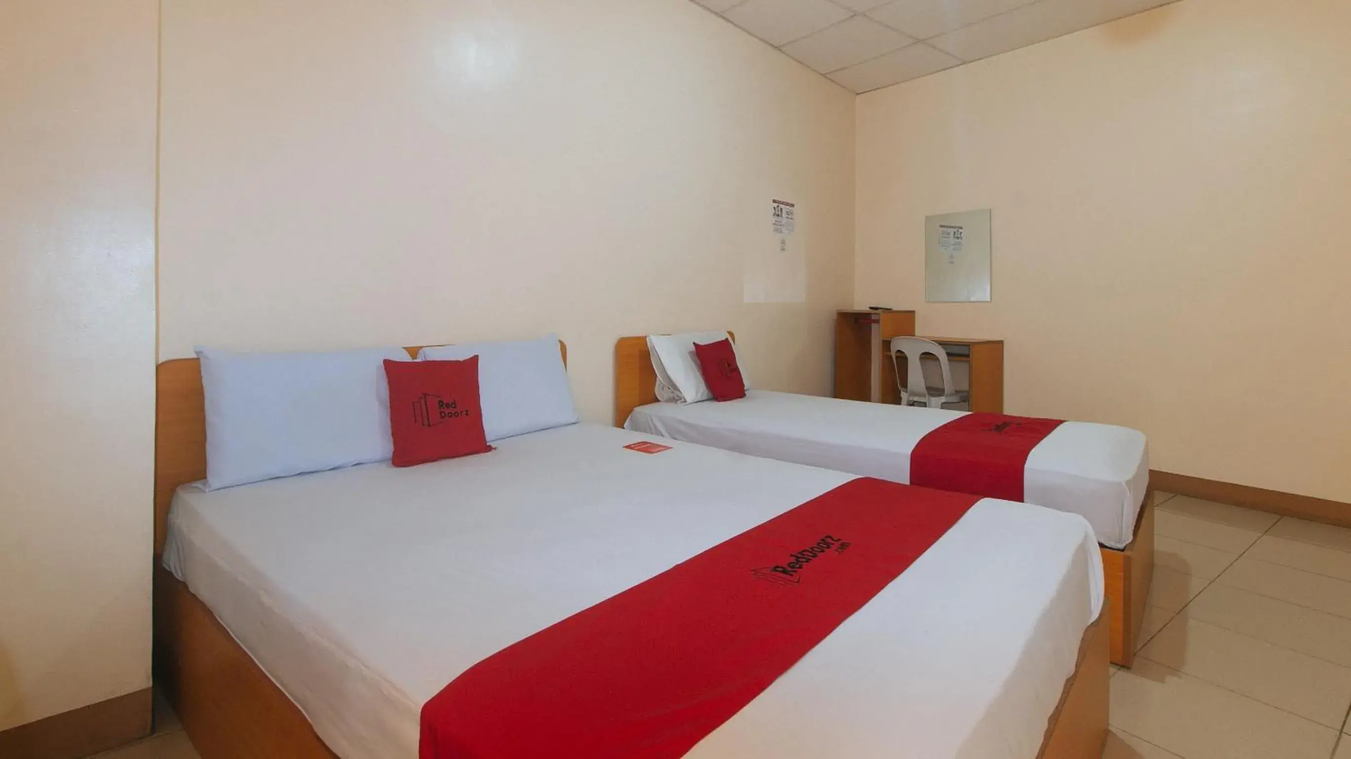 Bed in RedDoorz @ Asiana Pension Inn Mandaue City Bed in RedDoorz @ Asiana Pension Inn Mandaue City