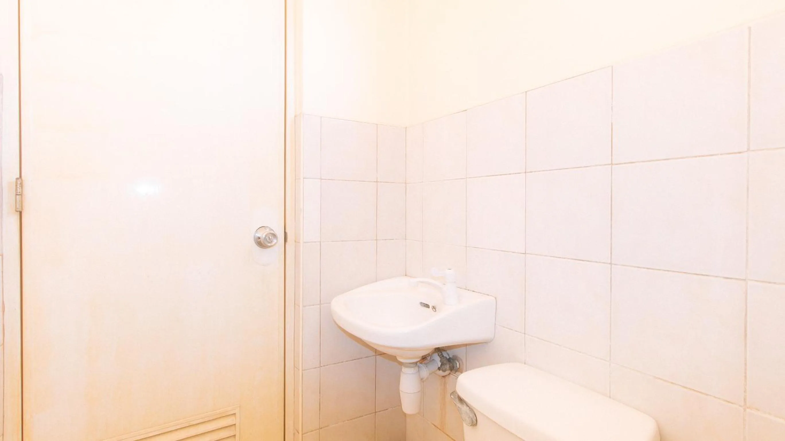 Bathroom in RedDoorz @ Asiana Pension Inn Mandaue City