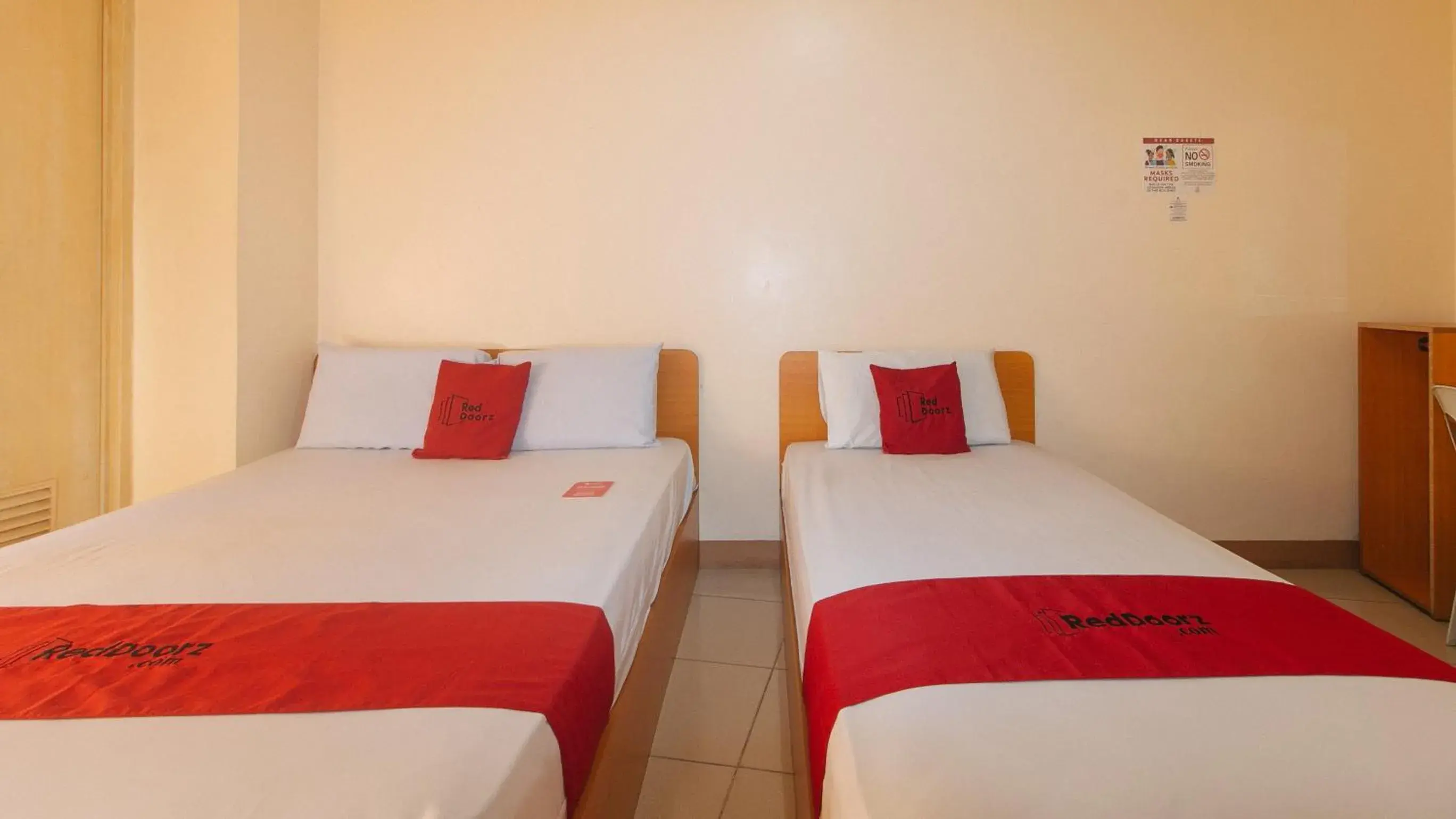 Bed in RedDoorz @ Asiana Pension Inn Mandaue City Bed in RedDoorz @ Asiana Pension Inn Mandaue City